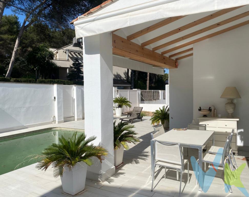 Te presentamos esta casa - chalet en venta independiente construido sobre una parcela de 415 m2. Magnífica vivienda seminueva, moderna, excepcionalmente luminosa, espaciosa y cómoda. Grandes ventanales en toda la casa, lo cual dan mucha luz en todas las estancias. Se encuentra en la zona de El Vedat (Torrent), es una zona residencial, dentro de un gran bosque de pinos, con caminos para práctica del senderismo, a 15 km de Valencia capital. Bien comunicada con acceso cercano a las autovías. La vivienda cuenta de 280m2 de vivienda y 415 m2 de parcela y se compone de 4 habitaciones, 3 cuartos de baño, salón-comedor, cocina, terrazas, jardín, garaje, trastero y piscina. La vivienda está distribuida en dos alturas, la zona de habitaciones está arriba y las zonas comunes en planta baja. En esta planta encontrarás un salón-comedor muy luminoso con un gran ventanal con salida a la terraza, y vistas de la piscina, la cocina, que es independiente y reformada totalmente de diseño con gran capacidad de almacenamiento y con una zona donde podrás realizar las comidas y cenas con chimenea con vistas a la montaña preciosas donde podrás compartir con los tuyos momentos familiares. En esta misma planta hay un baño completo con ducha y una habitación amplia para el teletrabajo o bien para la comodidad de tener una habitación de invitados. En la planta de arriba, encontrarás las otras 3 habitaciones, todas muy amplias, con grandes ventanales. En esta planta hay 2 cuartos de baño completos: uno recientemente reformado con plato de ducha que da servicio a las dos habitaciones y el otro dentro de la suite. Las habitaciones son super amplias y especiales con mucha esencia para que el descanso sea magnifico. En el garaje tendrás capacidad para dos coches y con trastero.La vivienda y tiene todo lo que necesitas para sentirte a gusto. Si desea obtener más información o concertar una visita, no dudes en contactar con nosotros. Estaremos encantados de atenderle. INFROMACION IMPORTANTE Gastos de la compraventa a cargo de la compradora no incluidos en el precio del inmueble a tener en cuenta: -        ITP  con carácter general en Valencia es del 10%, pudiendo corresponderle otro tipo impositivo atendiendo a sus circunstancias personales (por edad, renta, situación familiar, primera vivienda habitual ) previstas legalmente.*Base imponible del impuesto el mayor valor entre el precio de compraventa, la tasación o el valor de referencia catastral-        Gastos de notaría y registro, en su caso, suelen oscilar aproximadamente entre 15% y 25% (aranceles variables según valor de compraventa, número de copias).-        Si tramita la inscripción con una gestoría, deberá abonar sus honorarios más IVA (en este caso suele oscilar entre los 250.-EUR y los 450.-EUR + IVA).-        Honorarios de mediación inmobiliaria a cargo del comprador del 4% del precio final de venta más IVA (21%).Se informa al consumidor que la agencia actúa como intermediaria inmobiliaria en la operación, estando la compraventa y sus condiciones sujeta a la aceptación expresa del propietario y a la posterior formalización mediante el correspondiente contrato.la información de esta publicación no es vinculante y puede contener errores; se muestra únicamente con carácter informativo y no contractual.Este inmueble puede experimentar cambios de precio, descripción o ser retirado del mercado sin previo aviso. AGENCIA INMOBILIARIA cumple con la normativa vigente y acredita su capacitación profesional e identificación RAICV 00116, de acuerdo con el Registro de Agentes de Intermediación Inmobiliaria de la C.V  (Decreto 98/2022 de 29 de julio).  