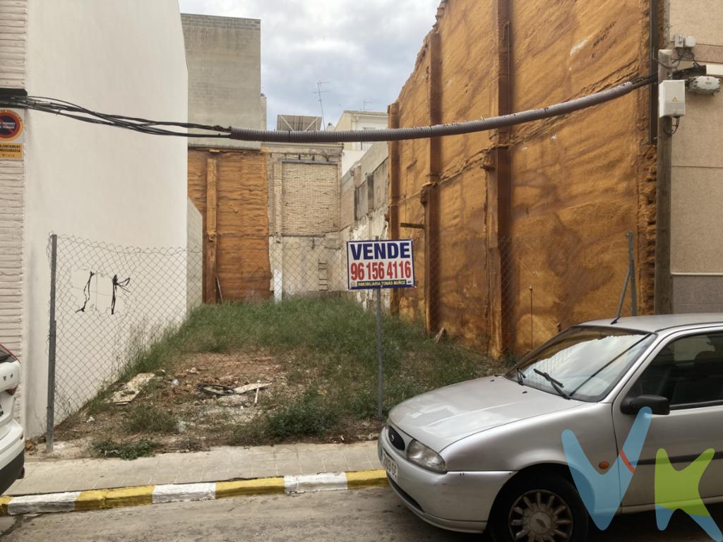 Unica parcela en  el centro de la localidad de Massanasa, disponible Parcela Urbana edificable, con todos los servicios,  con una superficie de 126 m2 en el corazón de Massanassa, en zona muy tranquila y familiar,  ideal para aquellos que buscan un lugar  para construir su hogar. Esta propiedad ofrece la oportunidad de crear la casa de tus sueños.Con una extensión de terreno de forma rectangular de 126 m2 de solar, con una fachada de 6.50m de ancho,  suficiente para construir una vivienda amplia y cómoda de hasta 378 m2 de superficie construida, formada por planta baja de 126 m2 y posibilidad de construir hasta dos plantas altas destinadas a vivienda. Este solar es  perfecto para familias que desean disfrutar de un entorno tranquilo en pleno centro de la población con inmejorable calidad de vida urbana, y tranquila, sin renunciar a las comodidades de la vida moderna. Además, su ubicación estratégica permite acceder fácilmente a todos los servicios necesarios, como colegios, supermercados, centros de salud e importante zona y oferta comercial.El terreno se encuentra en una zona residencial totalmente consolidada con todos los servicios. Con la posibilidad de construir una casa a medida, podrás diseñar cada detalle según tus gustos y necesidades. La parcela cuenta con excelentes accesos y bién comunicada, próxima a vias rápidas de acceso y transporte, lo que facilita el desplazamiento,  a  5 minutos de la capital  de Valencia u otras localidades cercanas relevantes, asi como  puerto y aeropuerto de Valencia,  y zonas próximas de playa. No pierdas la oportunidad de visitar esta solar urbano con todos los servicios edificable en Massanassa y descubrir todas las posibilidades que ofrece, es la oportunidad única de construir la casa de tus sueños!¿Estás buscando un lugar tranquilo donde construir tu hogar  en Massanassa o alrededores..? es la respuesta a tus deseos.  Parcela suficiente para construir una casa amplia y todas las comodidades a tu alcance. ¡No esperes más, te informaremos gustosamente.! PRECIO REBAJADO ...... 141.000.-EUR, impuestos no incluidos 10% ITP .Precio negociable. 