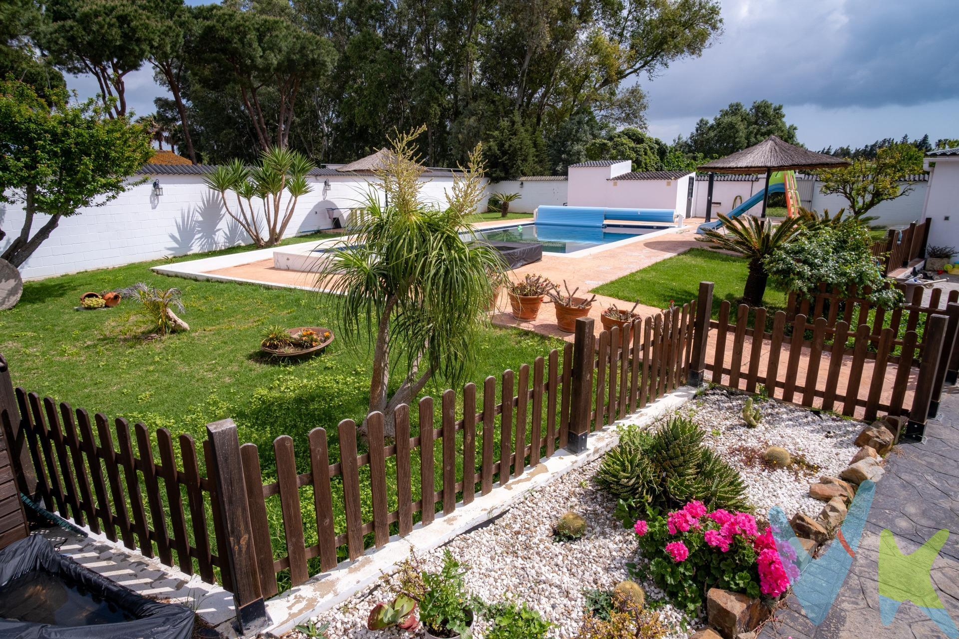 Espectacular chalet con todas las comodidades para vivir, ubicado en una zona privilegiada a escasos minutos del mar. Este magnífico inmueble cuenta con amplios espacios interiores que se distribuyen inteligentemente, ofreciendo un ambiente acogedor y funcional ideal tanto para familias como para aquellos que buscan disfrutar del sol y la brisa marina. El jardín exterior está perfectamente cuidado, proporcionando un entorno relajante donde puede disfrutar de agradables barbacoas o simplemente descansar al aire libre. Entre sus características destacan modernas instalaciones eléctricas e hidráulicas, calefacción centralizada y climatización en cada habitación. La propiedad también incluye un garaje privado  así como acceso directo a zonas comunes bien mantenidas . Sin duda alguna es una oportunidad única de inversión; la casa dispone de cuatro dormitorios con dos baños, salon con chimenea, aire acondicionado, cocina comoda. Junto a la casa un dormitorio de invitados. Ideal para disfrutar del buen tiempo con su piscina, salon de recreo y zona de ocio. Ven a verlo que te sorprenderá. OPERACION SUJETA A ITP TIPO GENERAL 7% RESPECTO AL PRECIO, EN CASO ESPECIALES SE PUEDE VER REDUCIDO AL 6% O 3,5% EN VIRTUD DE LA LEY 5/2021 DE 20 DE OCTUBRE DE TRIBUTOS CEDIDOS DE LA COMUNIDAD AUTONOMA DE ANDALUCIA. EL COMPRADOR EN CASO DE QUERER ADQUIRIR LA VIVIENDA A TRAVES DE LA AGENCIA DEBERA ABONAR A ESTA UNOS HONORARIOS QUE ASCIENDE AL 3% DEL PRECIO DE LA COMPRAVENTA MAS IVA DEL 21%. LOS GASTOS APROXIMADOS DE NOTARIA Y REGISTRO SE CIFRAN EN 1500€, EL IMPORTE EXACTO DEPENDERA DEL PRECIO FINAL DE LA COMPRAVENTA, NUMERO DE COPIAS DE LA ESCRITURA, NUMERO DE PAGINAS DE LAS ESCRITURA, COMPLEJIDAD, ETC. EN VIRTUD DE LO DISPUESTO EN EL ANEXO I DEL REAL DECRETO 1426/1989  (ARANCEL DE NOTARIA) Y ANEXO I DEL REAL DECRETO 1427/1989 POR EL QUE SE APRUEBA EL ARANCEL DE LOS REGISTRADORES DE LA PROPIEDAD. EN CASO DE NECESIDAD DE FINANCIACION BANCARIA PARA LA COMPRA, LOS GASTOS DE LA MISMA DEBERAN SER OBTENIDOS DE LA ENTIDAD BANCARIA QUE VAYA A FINANCIAR LA OPERACION. SE HACE CONSTAR QUE LA AGENCIA EFECTUA UNA LABOR DE INTERMEDIACION, Y QUE LAS CONDICIONES FINALES DE LA COMPRAVENTA QUEDAN SUJETAS A LA ACPEPTACION EXPRESA DE LA PARTE VENDEDORA Y A LA ULTERIOR FORMALIZACION DEL CONTRATO.