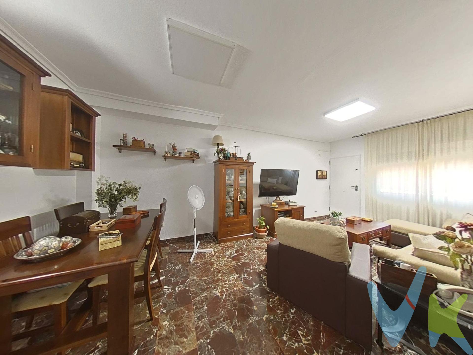 Tu refugio con encanto en Almodóvar del Río –. Esta casa adosada, situada en el pintoresco municipio de Almodóvar del Río (a apenas 22 km de Córdoba), te conecta con su rica herencia cultural y un entorno natural inigualable. Detalles de la vivienda. Planta baja: cochera privada, salón acogedor, cocina con sofá integrado, baño y patio para tu tranquilidad al aire libre. Planta alta: cuatro dormitorios funcionales, un baño adicional, y acceso a una terraza para disfrutar del sol y las vistas. ¿Qué hace a esta casa tan especial?. Lugar de película: Almodóvar del Río alberga un castillo medieval de ensueño y fue escenario de “Juego de Tronos”, además de ofrecer paisajes que combinan patrimonio histórico y naturaleza pura. Naturaleza y aventura al lado: a pasos del Parque Natural Sierra de Hornachuelos y del embalse de La Breña, puntos neurálgicos para actividades al aire libre como senderismo, kayak o simplemente contemplar el paisaje. La oportunidad que esperabas. Una casa con espacios generosos, adaptable a tus necesidades, perfecta como primera vivienda o segunda residencia con carácter. Localización estratégica: combina la tranquilidad de un pueblo con la proximidad a Córdoba y sus servicios. Un entorno que combina cultura, gastronomía local y belleza natural, ideal para quienes buscan vivir con autenticidad y bienestar. Resumen rápido. Características	Detalles. Plantas	Baja + 1. Dormitorios	4. Patio / Terraza	Sí / Sí. Garaje	Sí. Placas solares. Entorno	Histórico y natural. Conexión con Córdoba	Excelente (22 km). ¿Quieres vivir entre historia y naturaleza, con espacio para soñar y disfrutar? Esta casa es tu oportunidad perfecta. Contáctanos y descubre cómo convertir esta joya en tu hogar. El comprador tendrá un coste adicional de un 2,5% más IVA del precio de venta final, por el servicio de gestión, asesoramiento y formalización del proceso de compra. Este importe no está incluido en el precio publicado en venta. INFORMACIÓN ADICIONAL. Para cumplir con la normativa vigente tenemos a disposición del cliente el Documento de Información Abreviada D. I. A. Los precios indicados pueden sufrir alteraciones sin previo aviso. Los GASTOS DE LA COMPRA serán según ley (Notaria, Registro e Impuestos) y no están incluidos en el precio señalado. 