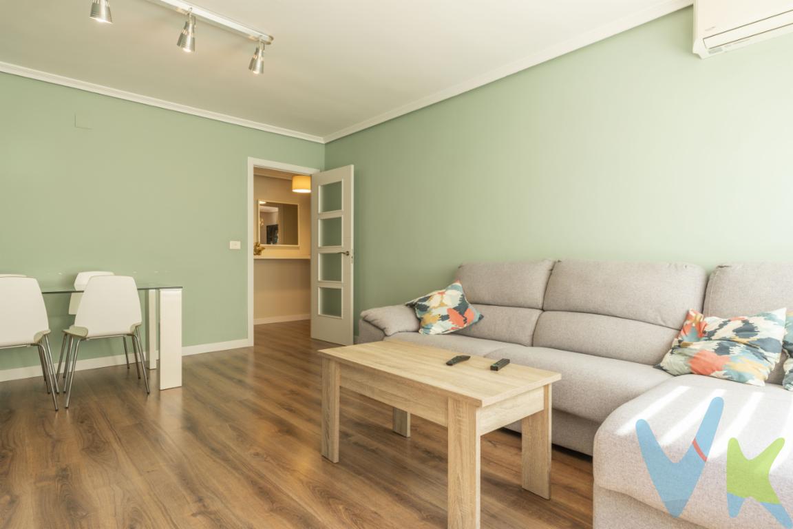 Espacio, diseño y comodidad en una ubicación privilegiadaSi buscas una vivienda amplia, moderna y donde no tengas que preocuparte por realizar ninguna reforma, esta es una oportunidad que merece tu atención. Situada en una tercera planta de un edificio de 1981 con ascensor, esta magnífica vivienda de 123 m² construidos ha sido completamente reformada con materiales de primera calidad, ofreciendo un estilo actual y funcional pensado para disfrutar desde el primer día.La vivienda destaca por su excelente distribución, que aprovecha al máximo cada metro cuadrado. Dispone de cuatro dormitorios, con una habitación principal especialmente espaciosa y versátil, mientras que el resto ofrecen el tamaño ideal para adaptarse a las necesidades de una familia, crear un despacho o contar con habitaciones para invitados. Además, cuenta con dos baños completos, uno de ellos integrado en la habitación principal en formato suite, aportando un extra de privacidad y comodidad.Reforma de alta calidad pensada para el día a díaCada detalle de esta vivienda ha sido cuidadosamente renovado para ofrecer un hogar moderno, elegante y práctico. El suelo de parquet aporta calidez a todas las estancias, las ventanas de Climalit garantizan un excelente aislamiento térmico y acústico, y el aire acondicionado mediante split en el salón proporciona una temperatura confortable durante todo el año.La cocina independiente es otro de sus grandes atractivos. Con un diseño actual y funcional, dispone de espacio suficiente para colocar una mesa con cuatro sillas, convirtiéndose en un lugar perfecto para las comidas del día a día. Además, cuenta con una práctica galería destinada a zona de lavandería, permitiendo mantener este espacio perfectamente organizado.La vivienda dispone de un agradable balcón, al que se accede desde una de las habitaciones, un rincón perfecto para disfrutar del aire libre, leer o tomar un café con tranquilidad. También incorpora armarios empotrados en el pasillo, una solución inteligente que incrementa notablemente la capacidad de almacenamiento y permite aprovechar al máximo los espacios comunes.Vivir en Alboraya, con Valencia a pocos minutosUbicada en Alboraya, una de las localidades más demandadas del área metropolitana de Valencia, esta vivienda combina la tranquilidad de un entorno residencial con la cercanía a todos los servicios necesarios para el día a día. Colegios, supermercados, comercios, centros de salud, instalaciones deportivas y una amplia oferta gastronómica se encuentran a pocos minutos.Además, Alboraya está perfectamente comunicada con la ciudad de Valencia mediante metro, autobús y acceso por carretera, permitiendo llegar al centro de la capital en muy poco tiempo. También podrás disfrutar de la proximidad a las playas de la Patacona y Port Saplaya, así como de la calidad de vida que ofrece una población con identidad propia y todos los servicios al alcance.Uno de los grandes valores de esta vivienda es que no tendrás que realizar ninguna inversión adicional. Su reforma integral, de estilo contemporáneo y acabados de alta calidad, permite instalarse desde el primer momento con la tranquilidad de estrenar prácticamente un hogar nuevo, evitando obras, esperas y costes imprevistos.Si buscas una vivienda amplia, elegante, perfectamente distribuida y en una de las mejores zonas del entorno de Valencia, esta puede ser la oportunidad que estabas esperando.Contacta con nosotros para solicitar más información o concertar una visita. Estaremos encantados de enseñarte una vivienda que reúne espacio, calidad y ubicación en un solo hogar.Se muestra a título informativo y no contractual. El precio no incluye lo siguiente: Honorarios de la agencia inmobiliaria, impuestos (IVA, ITP) y otros gastos de la Compraventa (notaria, gestoría y registro)