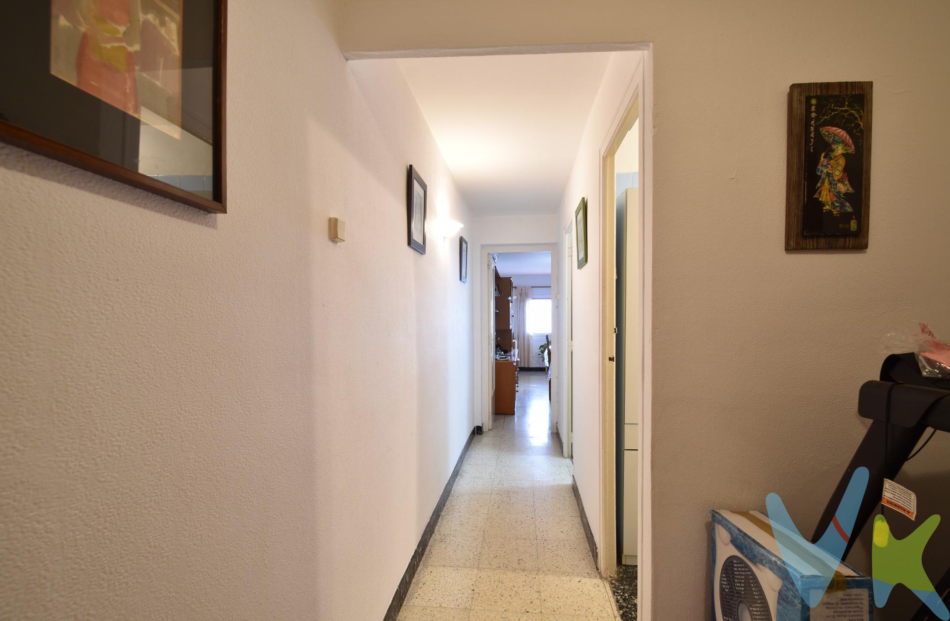 ¡Oportunidad en el centro de Vilanova! . ¿Buscas tu primera vivienda? ¿Cansado de pagar alquiler? Tenemos tu nuevo hogar en el centro de Vilanova. Deja de buscar y empieza a crear. Te presentamos este piso a un precio increíble, perfecto para quienes buscan tenerlo todo a mano. Este primer piso combina una ubicación inmejorable con un precio que no verás dos veces. Ubicación TOP a solo 5 minutos a pie de la Rambla Principal. Vive Vilanova desde el centro. El piso comprende una distribución de tres dormitorios, salón-comedor, cocina con lavadero y un baño completo. Carpintería exterior de aluminio. Tambien ideal para inversores que quieran obtener rendimiento de forma rápida. ¡Ven a verlo antes de que vuele!. El precio no incluye impuestos (ITP, IVA y AJD), ni los gastos de notario ni los de registro. Cédula habitabilidad CHB01026626001. Certificado Energético: Referencia 09KS545TW   Consumo de energia F 233 Kwh/m² año  Emisiones F 47 Kg CO2/m² año. 