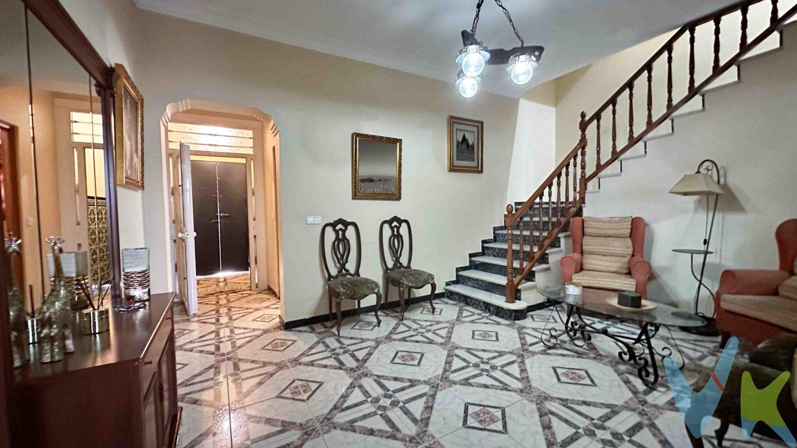 Esta encantadora casa de pueblo familiar de tres plantas con azotea visitable, ofrece  un lugar único para familias numerosas.
Consta de tres plantas y 7 habitaciones ,las cuales se podrían distribuir de despacho, sala de  juego  o zonas de invitados etc.
En la planta baja encontramos una habitación de gran tamaño actualmente  dormitorio ,con Holl de entrada   que distribuye a la casa  en salón comedor con despensa, colindando con cocina , baño y patio exterior .
Dando al patio  se encuentran el cuarto de lavadora y dos habitaciones o trasteros, según necesidades.
En la planta primera la casa está construida alrededor de un magnífico patio con luz  natural y plantas en el cual se podría construir una piscina.
En la primera planta se encuentra el dormitorio principal de matrimonio y tres habitaciones ,una de ellas destinada a la plancha con armario empotrado.
Tercera planta azotea visitable con dos pequeños huecos que dan lugar a otro trastero.
Esta vivienda está lista para albergar nuevas historias.
También es ideal para inversores ó alquilar por habitaciones para trabajadores o inquilinos varios.
Su ubicación en la calle Tajo ,zona estupenda  y en crecimiento comercial del pueblo , está rodeada de jardines y parques ,teniendo también  a su alcance, todos los servicios, colegios, guarderías, supermercados ,bares ,club social etc, 
Todo esto hacen de esta casa un buen lugar para vivir.
Honorarios de la agencia inmobiliaria, impuestos (el Impuesto de Transmisiones Patrimoniales, IVA o AJD, en su caso), otros gastos de la compraventa (gastos de registro de la Propiedad, Notaría, gestoría ni de posible financiación). Documento DIA a disposición del consumidor según Decreto 218/2005 Junta de Andalucía.
