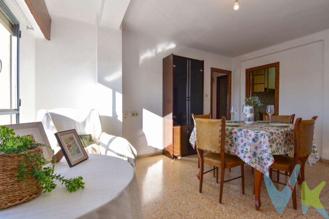  ¡Descubre tu nuevo hogar en El Puig! Te presentamos un encantador piso en venta que reúne todas las características necesarias para ser el refugio perfecto para ti y tu familia. Esta magnífica propiedad de tres habitaciones es ideal para quienes buscan comodidad, ubicación estratégica y un espacio donde crear memorables recuerdos.Construido en 1973 y con acceso a ascensor, este hogar cuenta con 88 metros construidos y 79 metros útiles. Además de las comodidades interiores, este piso cuenta con un balcón, un lugar especial donde podrás disfrutar de la tranquilidad que brinda El Puig. Imagina comenzar tus días con una taza de café o terminar tus jornadas con una bebida refrescante, respirando el aire fresco desde tu propio espacio al aire libre.La ubicación es uno de los puntos más atractivos de esta propiedad. Situado en una zona con excelentes conexiones de transporte, dispones de estacion de tren y parada de autobús a escasos minutos, facilitando cualquier desplazamiento hacia Valencia y otros lugares de interés cercanos. El Puig no solo ofrece una buena conexión con el entorno, sino que también es conocido por su ambiente relajado y amigable.Pensado para adaptarse a las necesidades de una familia, el piso dispone de tres acogedoras habitaciones, donde el descanso está garantizado gracias a su entorno tranquilo. La comunidad del edificio es otro aspecto a destacar. En conjunto, ofrecen un ambiente seguro y agradable para todos los residentes. Además, la zona cuenta con una amplia variedad de servicios cercanos: escuelas, supermercados, restaurantes, y espacios de ocio, todo al alcance, simplificando tu día a día y ofreciéndote un estilo de vida cómodo.Este piso, cuyo precio es competitivo, representa una oportunidad que no puedes dejar pasar. La calidad de vida que experimentará aquí es verdaderamente excepcional. Convierte este piso en tu futuro hogar, donde tendrás la libertad de personalizar y adaptar cada rincón según tus gustos y necesidades.Por todas estas razones, te invitamos a que descubras en persona todos los beneficios que te ofrece este encantador piso en El Puig. Una visita es la manera perfecta de experimentar su potencial y comenzar a visualizar tu vida en este maravilloso entorno. No dejes pasar esta oportunidad de invertir en un espacio que te ofrecerá mucho más que una simple vivienda: una comunidad acogedora, una ubicación inmejorable, y un hogar donde construir tu futuro.Contacta con nosotros para programar una visita y comprobar de primera mano lo que este excepcional inmueble tiene para ofrecer. Estamos convencidos de que te maravillará desde el primer momento. Vive la experiencia de residir en El Puig, donde la tranquilidad y la conectividad van de la mano para ofrecerte lo mejor. ¡Esperamos verte pronto! 