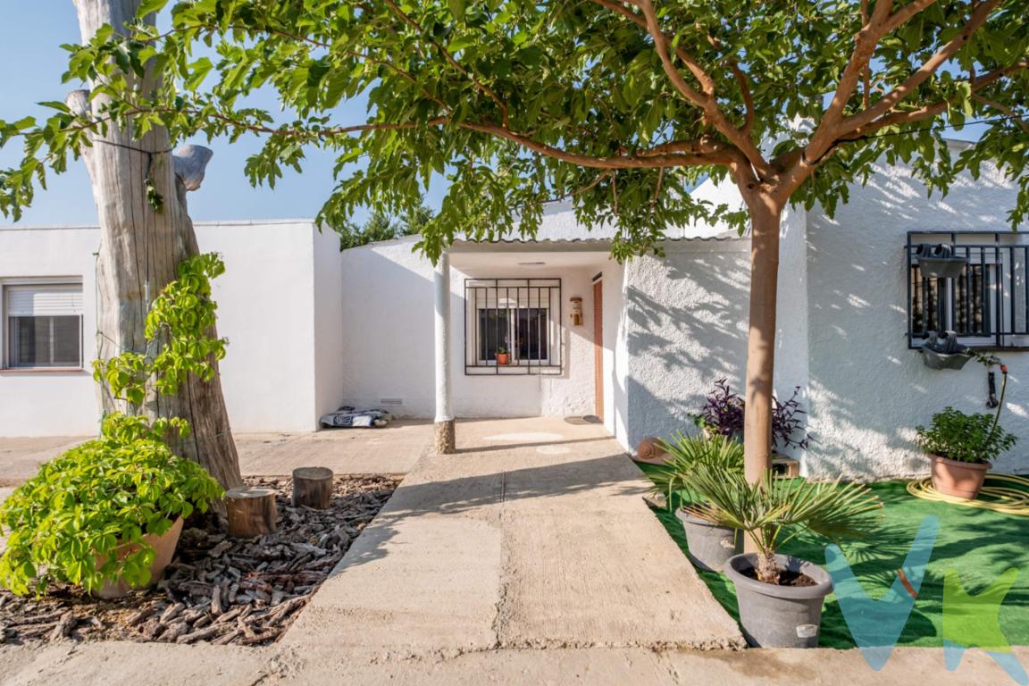  Casa rústica con terreno lista para disfrutar en Los Olivares, Cadrete. Imagina esto: llegas el viernes por la tarde, aparcas tu coche dentro de tu propia parcela de 886 m² y el estrés de la semana desaparece al instante. Enciendes la barbacoa bajo la pérgola mientras contemplas tu huerto con riego automático. No hay ruidos, no hay prisas. Solo tú, los tuyos y la máxima tranquilidad. Esta finca rústica con casa reformada es el refugio perfecto si buscas combinar la libertad del campo con el confort moderno. Olvídate de reformas eternas y presupuestos que se disparan; aquí todo el interior está totalmente a estrenar. ¿Por qué esta propiedad es una oportunidad exclusiva?. Vivienda impecable y eficiente: Un hogar de 79 m² distribuidos en un salón acogedor, cocina, baño completo y 2 habitaciones. Todo el interior es nuevo y cuenta con techos impecables que garantizan tu tranquilidad a largo plazo. Confort térmico todo el año: Dispone de calefacción por gasoil con caldera propia nueva. Desconecta en invierno con la calidez que te mereces. Agua asegurada y 100% legal: Uno de los grandes valores de esta finca es su pozo propio, registrado y legalizado ante la CHE (un activo vital, valorado en 5.000 €, totalmente en regla). Diseñada para el disfrute exterior: Amplia terraza, pérgola para tus comidas familiares y una zona de barbacoa lista para crear recuerdos. Además, la zona de huerto te permitirá cosechar tus propios alimentos ecológicos sin esfuerzo gracias al riego automatizado. Espacio y comodidad extras: Olvídate de buscar sitio fuera; cuentas con zona de aparcamiento privada dentro de la parcela y 2 trasteros independientes para organizar todo lo que necesites. Si buscas una segunda residencia o un cambio de ritmo de vida en un entorno natural donde el papeleo está en regla y la casa lista para disfrutar desde el primer día, tienes que verla. Las propiedades con pozo legalizado y en este estado no suelen durar en el mercado. Agenda tu visita hoy mismo y ven a descubrir tu próximo oasis. *** Gastos e impuestos no incluidos. A título orientativo, en segundas transmisiones, el comprador abonará: Impuesto sobre Transmisiones Patrimoniales (ITP), tipo general en Aragón al 8% (*). Base de cálculo: mayor valor entre precio de compraventa o valor de referencia catastral. Gastos de Notaría y Registro: Aranceles variables según precio, número de copias y complejidad; cálculo según tarifas normativas. Si se precisa hipoteca: Tasación, condiciones y costes bancarios según entidad elegida por el comprador; así como gastos de gestoría y cualesquiera otros inherentes a la compraventa. No se incluyen otros gastos o tributos que puedan por Ley corresponder al comprador. Operación sujeta a doble mediación. Existen honorarios a cargo del comprador, salvo pacto en contrario, no incluidos en PVP. El consumidor conforme a la normativa vigente podrá solicitar información y documentación adicional relativa al inmueble, sus características, condiciones de la operación y del servicio de mediación en la oficina y/o a través de nuestro teléfono de contacto o mail. La agencia actúa exclusivamente como intermediaria en la compraventa, cuyas condiciones, en todo caso, estarán sujetas a la aceptación expresa del vendedor del inmueble y posterior formalización del contrato. La información suministrada se corresponde con la disponible a la fecha de publicación, pudiendo variar en función de las circunstancias o actualizaciones legales, contractuales y fiscales. Anuncio de carácter meramente informativo. Para una información exhaustiva sobre el funcionamiento, tipos impositivos y bonificaciones del ITP en Aragón, puede consultar el portal oficial de la Agencia Tributaria Autonómica. Tarifas notariales y registrales reguladas en el Anexo I del Real Decreto 1426/1989 y Anexo I del Real Decreto 1427/1989, respectivamente. Anuncio no vinculante, puede contener errores.