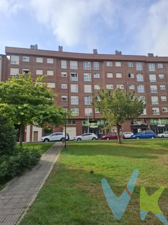En el barrio de  Contrueces en Gijón, ponemos a la venta este extraordinario piso, ideal para quienes buscan comodidad y funcionalidad en un entorno agradable y bien comunicado. Situada en la tercera planta de un edificio moderno construido en 1997, esta vivienda ofrece una disposición práctica y acogedora, perfecta para un hogar familiar o como inversión. Su distribución bien pensada garantiza un uso óptimo del espacio disponible. Dispone de dos amplias habitaciones que se adaptan fácilmente a las necesidades de los ocupantes, brindando confort y privacidad. Ya sea para un dormitorio principal o para una oficina en casa, el espacio es versátil y adaptable.El salón exterior y luminoso es el corazón de este hogar, la cocina, totalmente equipada, tiene baño completo y un aseo.Como complemento, el piso incluye un práctico trastero, proporcionando así un espacio adicional para almacenamiento, ideal para mantener el hogar ordenado y funcional.La ubicación es inmejorable, con una magnificas vistas al parque. Situado en una zona que goza de excelente conectividad, está próximo a diversas paradas de autobús, facilitando el acceso al resto de Gijón y sus alrededores.  A destacar, el entorno del barrio ofrece numerosas comodidades, con una gran variedad de servicios y comercios al alcance. En las cercanías se encuentran supermercados, colegios y zonas de ocio, lo que convierte a este inmueble en una oportunidad excepcional para quienes buscan vivir en un entorno dinámico y completo.Este piso representa la conjunción perfecta entre ubicación, comodidad y calidad de vida. Quienes busquen un nuevo hogar en Gijón encontrarán en esta opción una apuesta segura para el bienestar y el disfrute diario. Se trata de un inmueble que, con su disposición y características, está listo para que una nueva familia lo haga suyo, para empezar una nueva etapa rodeados de confort.Invitamos cordialmente a los interesados a realizar una visita para conocer en detalle todas las ventajas que este piso, en el agradable barrio de Contrueces, tiene para ofrecer. Sin duda, es una oportunidad que no deben dejar pasar.Según la Ley 10/2025, de 28 de diciembre, se informa que los gastos e impuestos que conlleva la adquisición no están incluidos en el precio indicado:El vendedor asume la plusvalía y el resto de gastos son del comprador.Segundas transmisiones, el comprador abona el Impuesto sobre Transmisiones Patrimoniales (ITP). Puede consultar toda la información en el siguiente enlace: https://sede.tributasenasturias.es/sites/sede/default/es_ES/Que-quieres-hacer/Transmisiones-Patrimoniales-y-AJD. La base imponible que se toma para el cálculo será el mayor valor entre precio de compraventa, tasación o valor de referencia catastral.El comprador escoge la notaría. Los gastos de Notaría están regulados en el Anexo I, del Real Decreto 1426/1989, de 17 de noviembre, por el que se aprueba el arancel Notarial y los gastos de Registro según el arancel oficial establecido en el Anexo I, del Real Decreto 1427/1989, de 17 de noviembre, los aranceles varían en función del precio, número de copias y complejidad. Los gastos de Gestoría por la tramitación administrativa de la compraventa, presentación, liquidación de impuestos y la inscripción en el Registro de la Propiedad, serán de la parte compradora, en caso de que decida encargar dichos trámites a un profesional, su importe varía en función del profesional o entidad designada para su realización. Si el comprador necesita préstamo hipotecario, la tasación, condiciones y costes bancarios según entidad elegida por el comprador; así como los gastos de gestoría y cualesquiera otros inherentes a la formalización de la compraventa serán de su cuenta, salvo pacto expreso en contrario con el vendedor..Honorarios de intermediación inmobiliaria a cargo del vendedor.Conforme a la normativa vigente, el consumidor tiene derecho a disponer de información, documentación y condiciones de la compraventa relativa al inmueble, en la sede física de Los Arcos 98, SL en Avenida de la Costa, nº 53  bajo en Gijón, o a través de nuestro correo electrónico, inmobiliaria@grupolosarcos.es. La agencia actúa exclusivamente como intermediaria en la operación, las condiciones de la compraventa están sujetas a la aceptación expresa del vendedor y a la posterior formalización del correspondiente contrato. El presente anuncio es meramente informativo y la información facilitada corresponde a la disponible en la fecha de publicación, pudiendo variar en función de circunstancias legales, contractuales o fiscales.
