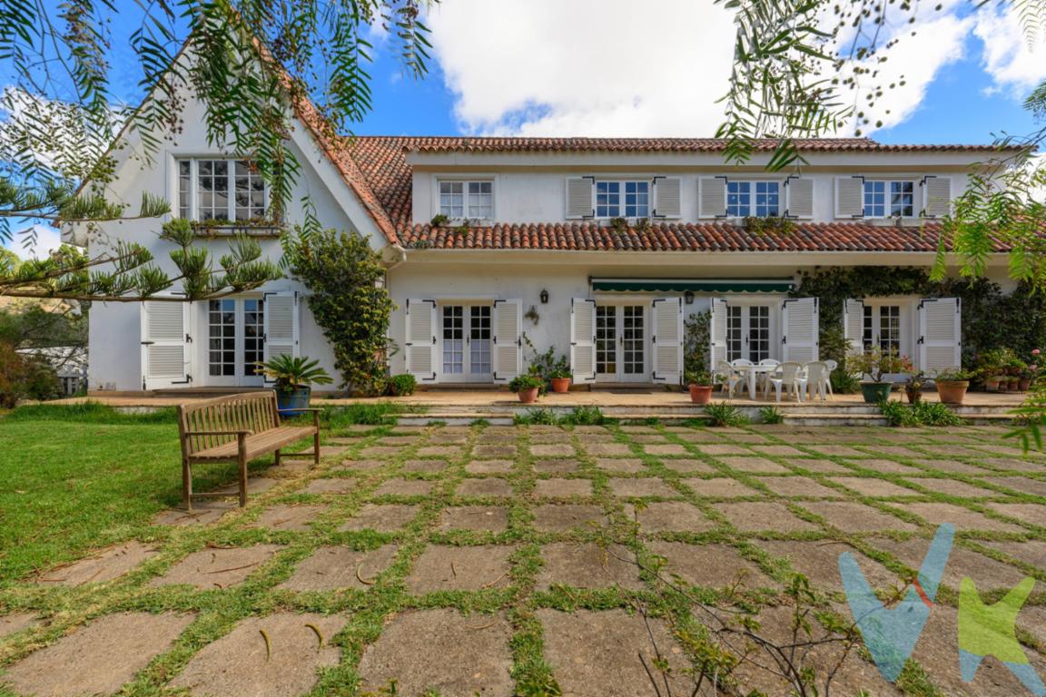 Te presentamos esta impresionante y majestuosa casa en el idílico Monte Lentiscal, en Tafira. Con más de 1.000 m² de espacio y una extensa parcela de más de 4.000 m², ésta propiedad de ensueño te ofrece una experiencia de vida sin igual.  Con una ubicación inmejorable, en esta vivienda estarás rodeado de la serenidad y tranquilidad que sólo se encuentra en esta exclusiva zona, al tiempo que disfrutarás de un fácil acceso a todos los servicios y comodidades que puedas necesitar. Los exteriores de esta propiedad son simplemente asombrosos. Podrás deleitarte en los amplios jardines, sumergirte en la refrescante piscina, disfrutar de un relajante solarium con baños, practicar deportes en la zona destinada al tenis y pasar agradables momentos de ocio al aire libre. Aquí, podrás disfrutar al máximo de la vida al aire libre. En el interior, esta casa, brinda una excelente oportunidad para adaptarla a tus gustos y necesidades. Sus más de mil metros cuadrados se distribuyen en dos plantas, con espacio de sobra para que tú y tu familia se sientan verdaderamente cómodos. Descubre 5 habitaciones dobles, dos baños completos, una espectacular cocina, un amplio salón y sala de estar, una zona de lavado, un garaje con capacidad para 3 vehículos, una bodega y todo lo necesario para que vivas y disfrutes momentos inolvidables junto a tu familia. Los amplios espacios y la abundante luz natural que inunda cada rincón de esta maravillosa vivienda crean una atmósfera cálida y acogedora. Sin importar en qué habitación te encuentres, siempre te sentirás invadido por esa sensación de tranquilidad y confort que tanto anhelas en tu hogar. No dejes escapar esta oportunidad única de convertir esta casa en tu hogar de ensueño. Imagina las infinitas posibilidades de personalización y diseño que tendrás a tu disposición. Crea el espacio perfecto para ti y los tuyos, en un entorno verdaderamente excepcional. Agenda una visita ahora y comienza a imaginar cómo sería la vida en esta impresionante propiedad. ¡Permítenos guiarte en este emocionante viaje hacia tu nuevo hogar!. Los gastos e impuestos derivados de la compraventa no están incluidos en el precio
