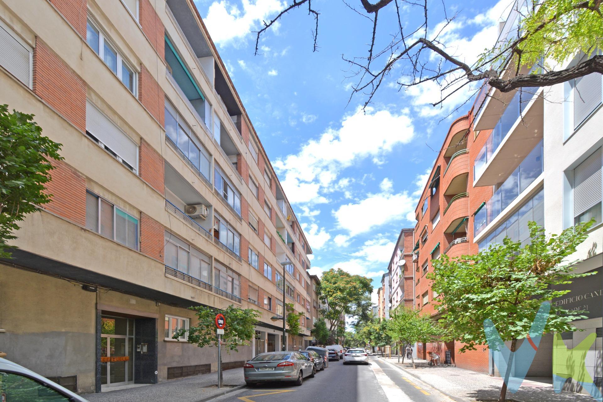 Piso para entrar a vivir de 78 m² útiles distribuidos en 4 dormitorios, salón, cocina independiente y baño. Galería cerrada en salón con vistas a calle Lapuyade. El dormitorio principal también da a la galería. . Tercera planta exterior con ascensor. Muy luminoso. El inmueble dispone de calefacción central y agua caliente central con contador individual.  Suelos de parquet, ventanas de PVC climalit y puertas de haya. . Buena distribución. Amplia PLAZA DE GARAJE EN FINCA. . Ubicado en la mejor zona de San José, con todos los servicios, supermercados, parques, colegios, centros médicos, autobuses y zonas infantiles. Al lado del Parque Pignatelli y de Pº Cuellar. . ¡¡ NO TE PIERDAS EL REPORTAJE FOTOGRÁFICO Y EL TOUR 360º QUE TENEMOS PREPARADO PARA TI !!. ¡¡¡ NO DEJES PASAR ESTA OPORTUNIDAD, TE ENCANTARÁ !!!. Y SI QUIERES ASESORAMIENTO FINANCIERO SIN COMPROMISO, CONSULTA CON NOSOTROS. BUSCAMOS SOLUCIONES🏡,. ENCONTRAMOS HOGARES💙