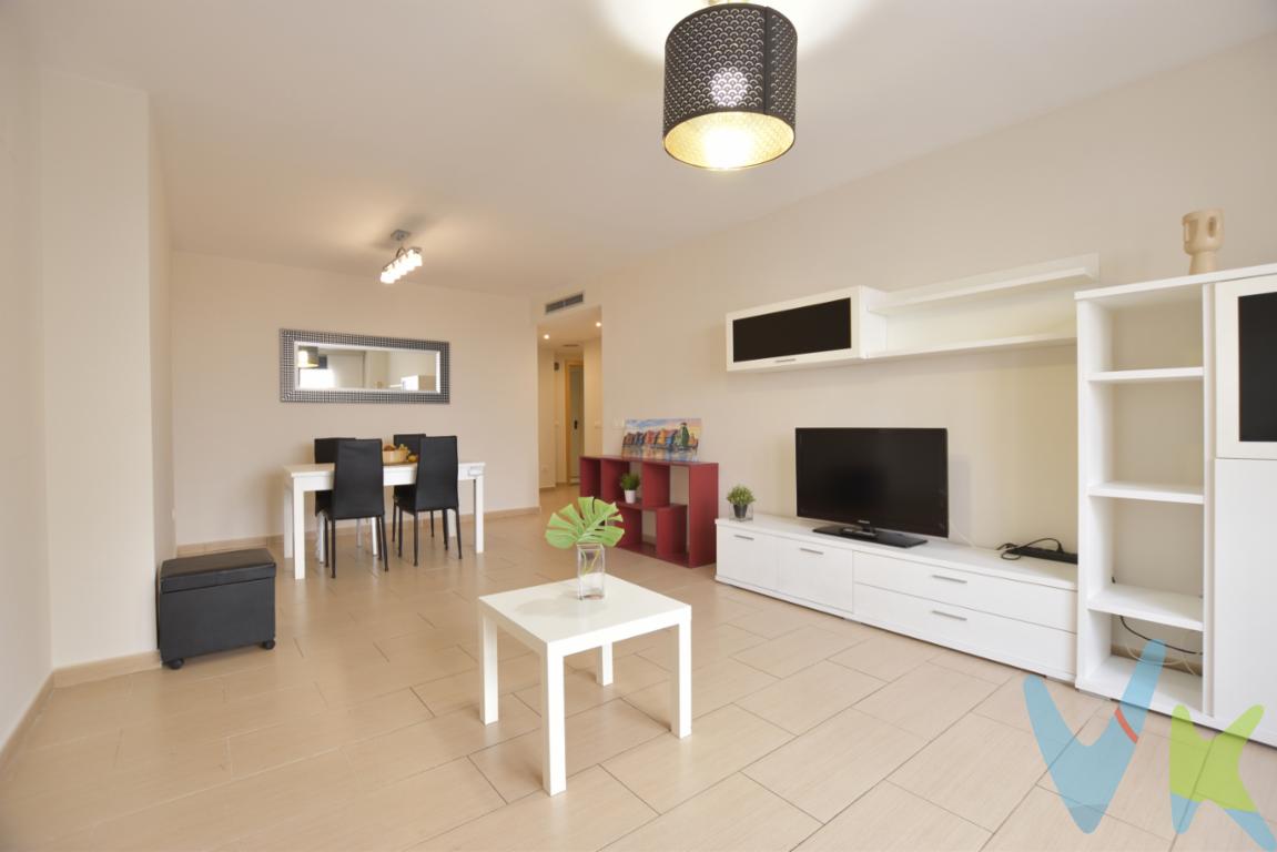 ¿Quieres vivir en Rafelbunyol? Te proponemos esta vivienda en la calle principal del municipio, con tres habitaciones y dos baños, uno de ellos en la habitación principal. Todas las estancias dan a la calle excepto la cocina que da a un patio de luces, ideal para lavadero o desahogo de la familia. La vivienda es amplia, unos de 105 metros construidos y con la comodidad de ser planta baja. Vivirás muy cerca del colegio, del centro de salud y muy cerca, a menos de cinco minutos, de la parada del metro línea 3. Se incluye plaza de garaje y trastero. Municipio de l´Horta Nord, a unos 25 minutos de la ciudad y del aeropuerto de Manises, a 5km del mar. ¿Quieres más información?¿Te gustaría enterarte en primicia de nuestros inmuebles en alquiler y venta? En VIVEKU.ES los publicamos con unos días de antelación.Contamos con 30 años de experiencia acreditada y nuestro objetivo es garantizarle un servicio de compra humano, ético, de calidad, fácil y seguro. Nuestro equipo lo integran agentes con la titulación AIR (Agente Inmobiliario Registrado) y Agentes Certificadores de la categoría Premium en certificación de inmuebles y debidamente registrados en el Registro de Agentes de Intermediación de la CV (RAICV 0743). Consulte en nuestras reseñas de Google lo que opinan los clientes que ya han trabajado con nosotros.El precio NO incluye: Impuestos, gastos de Notaría, registro y honorarios de inmobiliaria.  