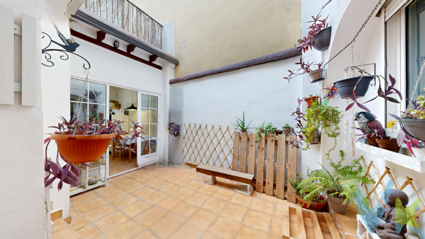 Casa completa, independiente, reformada, con patio y terraza en centro de Torrent con 7 habitaciones.Oportunidad de tener dos viviendas al precio de una ya que se trata de una vivienda de dos plantas comunicadas por dentro así como con entradas independientes por fuera. Se vende tanto completa como por pisos independientes. Infórmate.Toda esta magnífica vivienda independiente, con terrazas privadas y total tranquilidad e intimidad, destaca por su encanto y la calidad de la reforma hecha al detalle y pensada para vivir con las mayores comodidades.Además tendrás el privilegio de vivir en el centro de Torrent con todos los servicios al lado, muy cerca de la Avenida al Vedat, centro neurálgico con comercios, bancos, supermercados, ayuntamiento, colegios, paradas de metro,  La casa completa se distribuye de la siguiente manera: En la primera planta accedemos desde la calle a través de un gran hall abierto que cruza hasta la salida de la terraza de la vivienda con amplio salón con una cálida chimenea de hierro fundido y cocina abierta que da acceso a la agradable y práctica terraza. En esta planta nos encontramos con 2 habitaciones con baño privado cada una de ellas, y en la terraza, aparte de espacio suficiente como para disfrutarla a diario desayunando y comiendo entre plantas o realizando agradables reuniones familiares y de amigos, también está muy aprovechada ya que dispone de una caseta anexa polivalente y zona de trastero.Ya la planta superior cuenta con todas las estancias para ser una vivienda independiente de la otra al tener si se quiere acceso privado. Esta parte de la vivienda nos sorprende con 4 habitaciones y una gran buhardilla que puede convertirse fácilmente en 2 habitaciones más o ser una sala polivalente para realizar tus hobbies, sala de cine, gimnasio etc. También encontramos una moderna cocina independiente, otro baño así como salón con acceso a otra amplia terraza.Reformada del año 2022 con las mayores calidades, techos altos con vigas tratadas, ventanas doble cristal tipo climalit, puertas de madera restauradas manualmente, chimenea de hierro fundido, split de A/A etc.Se el primero en llamarnos para no perder esta gran oportunidad. No todos los días encontramos propiedades como esta tan versátiles.Si tienes que vender antes tu vivienda, llámanos y te asesoramos cómo hacerlo para además tener los mínimos gastos posibles y todas las garantías.Agencia Registrada con el nº00516 en el Registro Obligatorio de Agentes Inmobiliarios de la Comunidad Valenciana Por mandato expreso del propietario, COMERCIALIZAMOS ESTE INMUEBLE EN EXCLUSIVA, lo que le garantiza el acceso a toda la información, a un servicio de calidad, un trato fácil, sencillo y sin interferencias de terceros. Por este motivo, se ruega NO MOLESTAR AL PROPIETARIO, a los ocupantes de la propiedad o a los vecinos. Muchas gracias por su comprensión.La oferta está sujeta a cambios de precio o retirada del mercado sin previo aviso. Este anuncio en su conjunto, incluyendo textos, fotos, imágenes o cualquier otro contenido de este, no es vinculante dado que la información es ofrecida por terceros y puede contener errores. Se muestra a título informativo y no contractual.El precio anunciado NO INCLUYE los impuestos, ni los gastos como, Notario, Registro de la Propiedad, ni los honorarios de la agencia inmobiliaria.Esta propiedad se pone a la venta con toda la documentación comprobada y en regla, por lo que ofrecemos GARANTIAS a los compradores.   