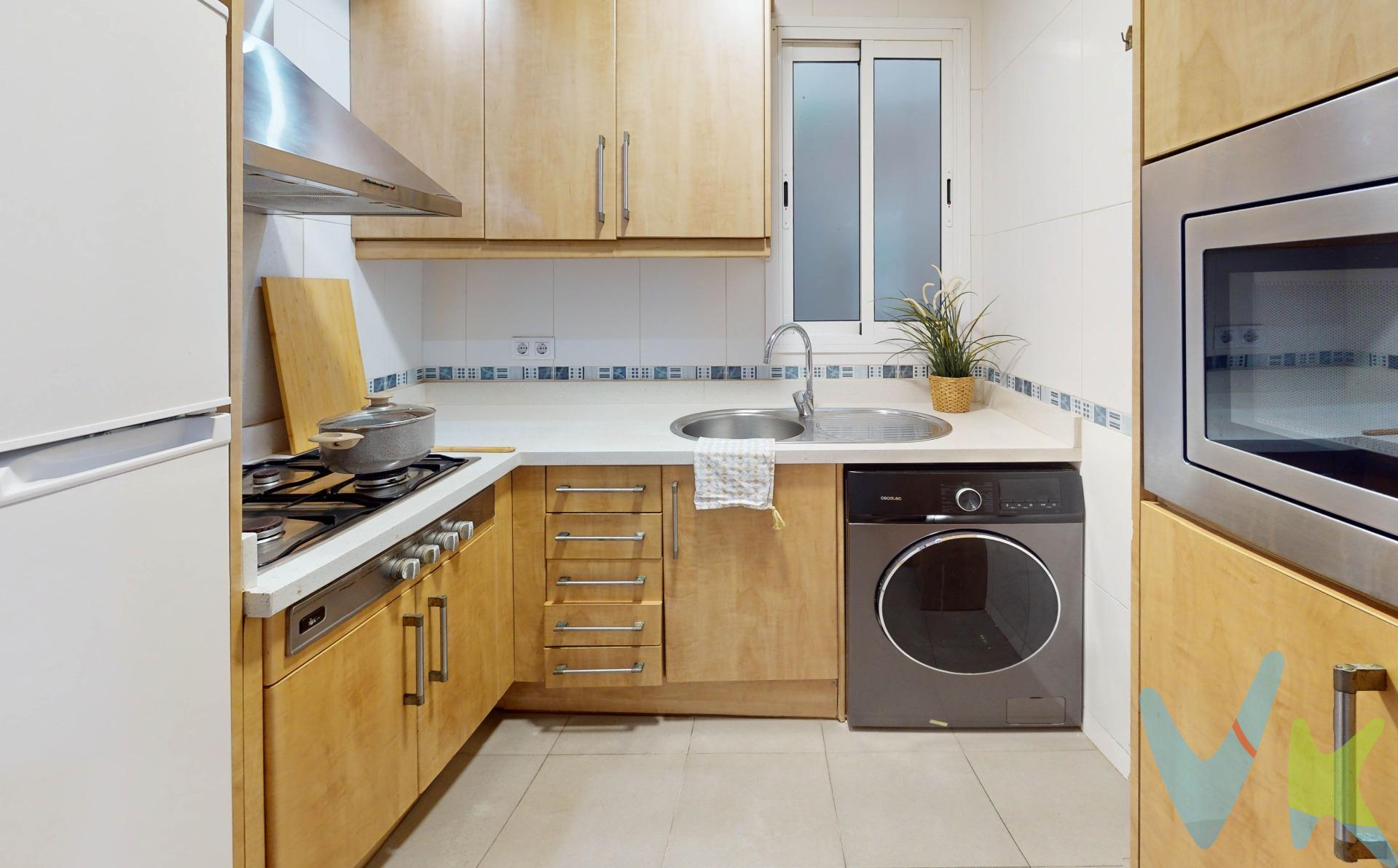 ✨ Vivienda con gran potencial junto a Ruzafa y Parque Central – Avenida Peris y Valero ✨. ¿Te imaginas vivir a escasos metros del Parque Central 🌳, a solo 15 minutos caminando del centro de Valencia y junto al emblemático barrio de Ruzafa? Esta vivienda te sitúa en una de las zonas con más vida, proyección y encanto de la ciudad. 🏙️. 💰 Precio: 250.000 €. 📐 89 m² construidos | 78,72 m² útiles. Ubicada en Avenida Peris y Valero, justo sobre el Colegio British School de Valencia 🎓, la zona ofrece absolutamente todos los servicios: supermercados, colegios, transporte público, cafeterías de autor ☕, restaurantes 🍴, gimnasios y comercios locales, todo a pocos pasos de casa. La vivienda se encuentra en buen estado y cuenta con una reforma realizada hace años adaptada para personas con movilidad reducida ♿. Con una actualización estética, tiene un enorme potencial para convertirse en un hogar moderno, acogedor y lleno de personalidad. 🏡. ✨ Distribución:. 🛏️ Amplia habitación doble. 🛏️ Habitación individual ideal como despacho, vestidor o dormitorio auxiliar. 🌿 Ambas habitaciones orientadas a un agradable y tranquilo patio de manzanas. 🚿 Baño completo totalmente equipado. 📍 Una ubicación estratégica para quienes buscan calidad de vida, comodidad y el auténtico ambiente valenciano, combinando la tranquilidad residencial con la energía y el estilo de Ruzafa. 🎨🌆. Ideal tanto para vivir como para invertir en una de las áreas más demandadas de Valencia. 🙌. ¡Ven a descubrir todas sus posibilidades!. El precio no incluye gastos de notaría, gestoría y registro de la propiedad, que se concretarán según su arancel profesional; los impuestos aplicables, a determinar según su normativa específica; los gastos de financiación, en su caso; ni los gastos de agencia inmobiliaria en las condiciones que se pacten con ésta. . . 