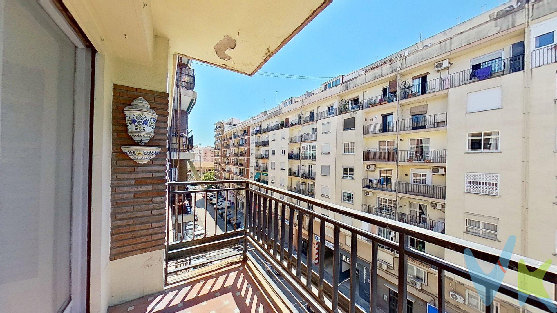 Presentamos esta magnífica vivienda situada en una quinta planta con ascensor, en una finca tranquila de pocos vecinos, ubicada en una de las zonas más demandadas de Valencia, junto al Jardín del Turia y rodeada de todos los servicios necesarios para el día a día. La vivienda cuenta con 134 m² construidos, distribuidos en 4 amplios dormitorios, 2 baños completos, cocina independiente y un espacioso salón-comedor muy luminoso y balcón donde disfrutar del aire libre. Gracias a su altura, disfruta de una excelente entrada de luz natural durante todo el día. Su ubicación privilegiada permite disponer a pocos minutos de supermercados, colegios, centros de salud, transporte público, comercios, zonas verdes y una amplia oferta de ocio y restauración. Como valor añadido, existe la posibilidad de adquirir una plaza de garaje en la calle Doctor Olóriz por 20.000 €, una excelente oportunidad para disfrutar de mayor comodidad en una zona donde el aparcamiento es especialmente valorado. Una vivienda ideal para familias que buscan amplitud, comodidad y una ubicación excepcional en Valencia. Ven a visitarla¡¡. VENTA:. PVP 350.000€. Gastos e impuestos no incluidos en el precio. La compra conlleva impuestos y gastos de formalización para el comprador. A título orientativo se informa que en segundas transmisiones el ITP con carácter general en Valencia es del 10%, pudiendo existir otros tipos impositivos atendiendo a las circunstancias personales del comprador u otras circunstancias previstas legalmente. Base imponible del impuesto el mayor valor entre el precio de compraventa, la tasación o el valor de referencia catastral. En cuanto a los gastos de notaría y registro, en su caso, suelen oscilar aprox. entre 1,5% y 2,5% (aranceles variables según precio, n.º de copias y complejidad). El comprador elige notario. Si el comprador precisase de hipoteca: tasación, condiciones y costes bancarios serán según entidad elegida por el comprador, así como los gastos de gestoría, y cualesquiera otros gastos inherentes a la formalización de la compraventa que legalmente correspondan a la parte compradora, salvo pacto expreso en contrario con el vendedor. El consumidor tiene, conforme a la normativa vigente, a su disposición información y documentación adicional relativa al inmueble y condiciones de la compraventa, que podrá ser consultada en C/Joaquín Costa 4, bajo 46005 Valencia o urbe2@remax.es. Honorarios de mediación inmobiliaria a cargo del COMPRADOR: (3% del precio final de venta más IVA (21%), salvo otro pacto.); y de VENDEDOR (según acuerdo con el mismo). Se informa al consumidor que la agencia actúa como intermediaria inmobiliaria en la operación, estando cualquier eventual compraventa y sus condiciones sujeta a la aceptación expresa del propietario-vendedor y a la posterior formalización del correspondiente contrato.