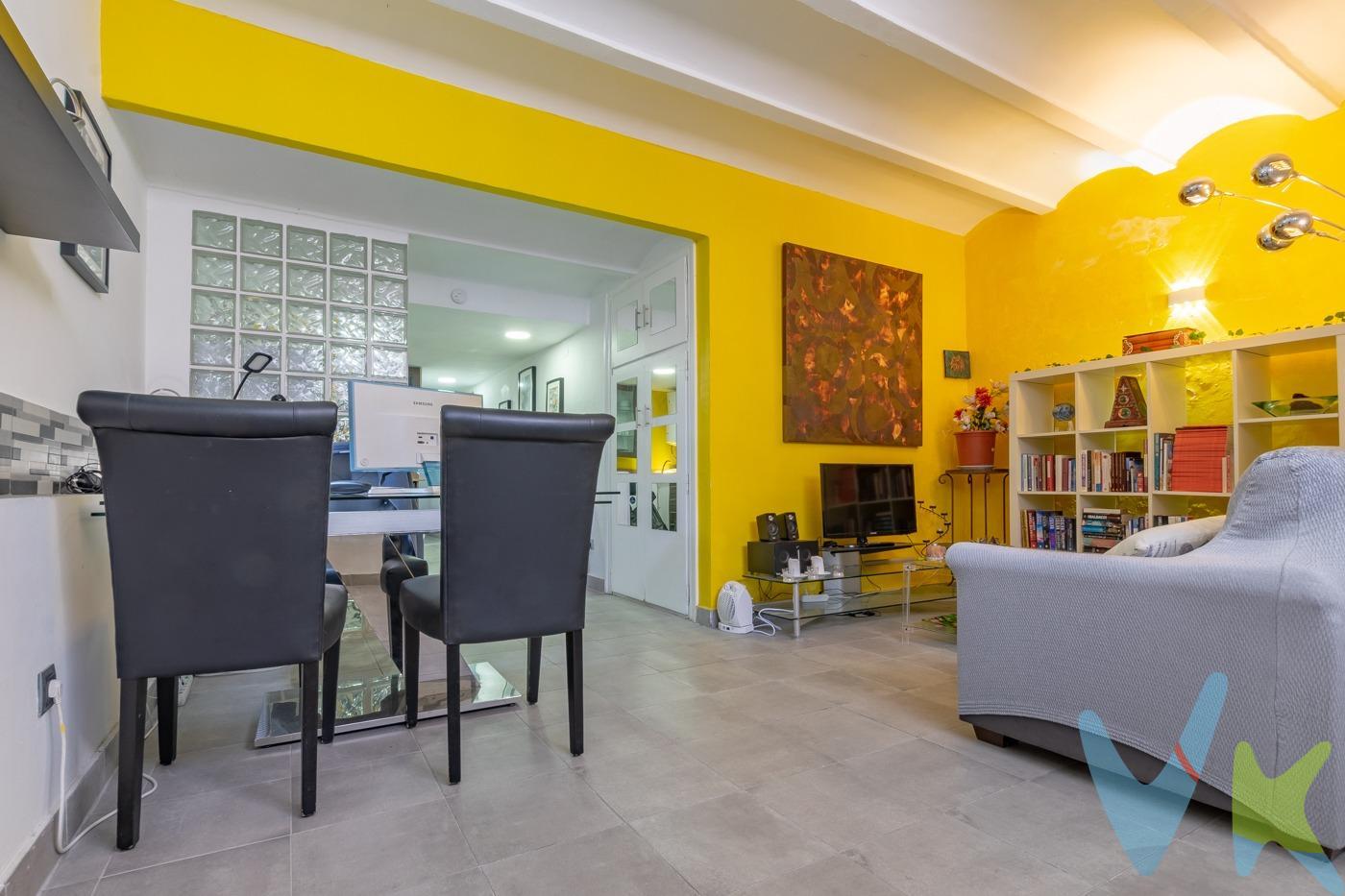 ¿Buscas una inversión comercial o tu nuevo espacio de trabajo en Sitges? Presentamos este inmueble singular de 73m² en planta baja, con una reforma integral diseñada específicamente para uso profesional (despachos/consultas). Su distribución es única en el centro:. ✅ Privacidad Total: Cuenta con 2 salas/despachos totalmente independientes. ✅ Valor Añadido: ¡Cada sala dispone de su propio BAÑO COMPLETO privado!. Esto lo convierte en el espacio soñado para centros de fisioterapia, masajes, psicología, estética avanzada, coaching, grabación de contenido,etc.. Ubicación Prime a 5 minutos de la playa y la estación. Un activo de altísima demanda y rentabilidad. ¡¡Llámanos si quieres mas información, antes de que se lo quede otro!!. ______________________________________________________________________________________. ⚠️ INFORMACIÓN LEGAL IMPORTANTE: Para garantizar la transparencia, informamos que el inmueble está registrado como LOCAL COMERCIAL y NO DISPONE DE CÉDULA DE HABITABILIDAD. . • Localització: Sitges. • Estat de l'immoble: BON ESTAT . • Superfície construïda: [73] m². • Certificat d'eficiència energètica: Codi [8Q341PJN2] · Consum [C] · Emissions [C]. • ITP: Tipus vigent (10% tipus general / 5% reduït segons perfil) · Import: 19.500€ (preu de venda x 10%). • Despeses notarials: Segons aranzel notarial (aprox. 1.000 €). • Despeses registrals: Segons aranzel registral (aprox. 1.000 €). • Gestoria: Aprox. 500 € + IVA. • Total aproximat despeses de compravenda: 22.000€ (ITP + aprox. 2.500 €). • Honoraris d'agència: A càrrec exclusiu del venedor. • Càrregues i gravàmens: NO. • Estat d'ocupació: LLIURE. • Règim de protecció oficial: Lliure. • Condició de gran tenidor del propietari: NO. • Núm. Registre AICAT: 6768  ·  Núm. API: 3387. El mobiliari de les fotografies no està inclòs en el preu · Superfícies obtingudes de documents oficials