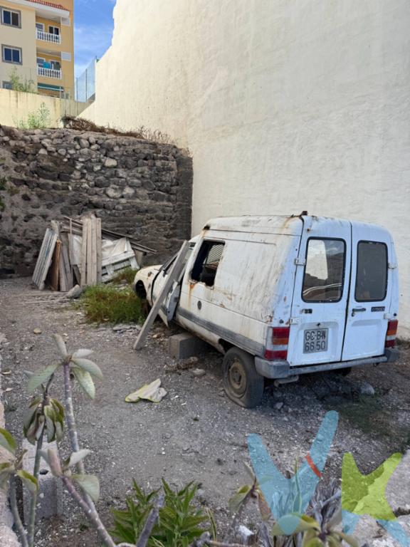 Cansado de ver casas caras que no cubre tus expectativas, todo esta viejo y hay que hacer reformas integras.. y si compras un terreno y construyes el sueño de tu vida. A 10 minutos de Las Palmas en la Montaña de Cardones. Terreno urbano donde puedes construir 3 alturas.  Te espero para conocer tu  oportunidad .