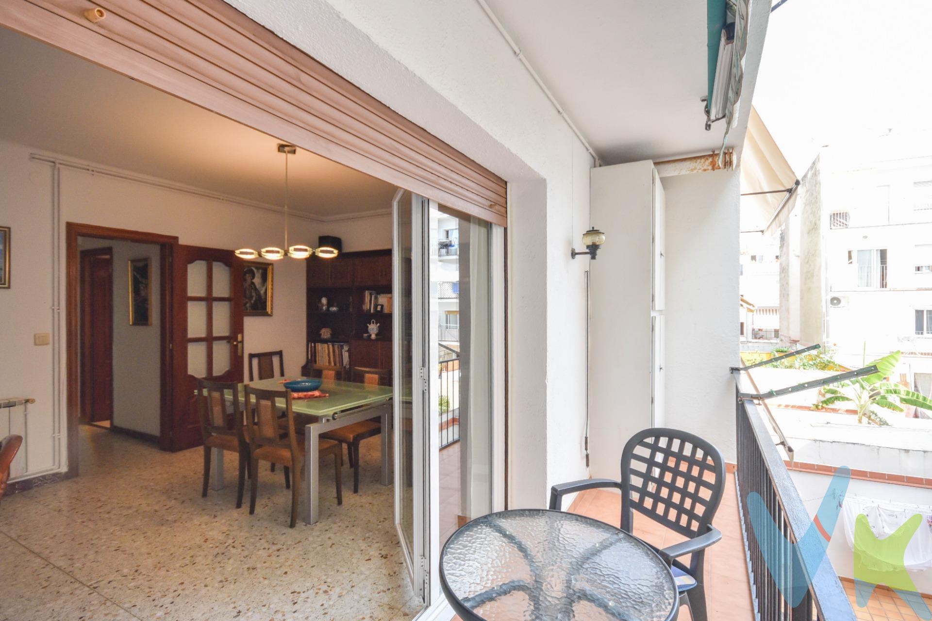 Situada en el barrio de Sant Crispín, este piso se caracteriza por ser amplio y ubicado en una zona muy tranquila y cerca de la Avenida Sofia. Características principales:. 4 dormitorios dobles con armarios empotrados, 2 baños completos, amplio salón-comedor y cocina independiente equipada. Vivienda exterior con luz natural en estancias principales. Balcones: 2 balcones ( uno da a la calle y otro en la parte trasera ) y terraza comunitaria con cuarto lavadero. Equipamiento y detalles:. Cerramientos de aluminio. Calefacción por radiadores de gas. Aire acondicionado en el comedor y en la habitación principal. El piso se vende totalmente equipado y amueblado. Hay la opción de una plaza de parking opcional para coche grande muy cerca del edificio. Ideal para familias que buscan amplitud y comodidades en una zona céntrica y muy tranquila. El precio no incluye impuestos (ITP, IVA y AJD), ni los gastos de notario ni los de registro. Ref. 11372RM. 