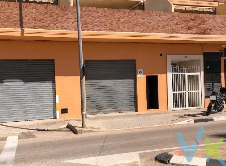 Bajo diáfano de 180m² en Massanassa – Portón automático y excelente conectividad . ​¿Buscas el lugar perfecto para materializar tu proyecto, expandir tu empresa o asegurar una inversión con un gran potencial? Este bajo comercial de 180 m² totalmente diáfano es el lienzo en blanco que estabas esperando. Olvídate de reformas estructurales y diseña la distribución a tu medida, sin limitaciones. ​El local está listo para que entres a trabajar desde el primer día, ahorrándote tiempo y molestas gestiones administrativas. ​Lo que hace único a este local: Espacio 100% aprovechable: 180 m² construidos completamente diáfanos. ​Comodidad y logística: Doble acceso mediante puerta peatonal y un portón automático de gran tamaño, ideal para la entrada de vehículos y la carga/descarga de mercancías. ​Listo para arrancar: Suministros de luz y agua ya dados de alta. ¡Sin esperas ni papeleos!. ​Servicios incluidos: Dispone de un baño completo ya instalado. ​Ubicación estratégica: Situado en la C/ Alquería Soria 38, Massanassa, una zona tranquila con un acceso rodado impecable. Conexión rápida y directa con la V-31 y la CV-400, lo que te sitúa a un paso de Valencia y alrededores. ​¿Para quién es ideal? Es la inversión perfecta para montar un taller, almacén logístico, estudio creativo, oficina comercial o cualquier tipo de emprendimiento que requiera espacio y accesibilidad. Superficie: 180 m² construidos. ​Dirección: C/ Alquería Soria 38, Massanassa (Valencia). ​Tu próximo éxito profesional empieza aquí. Visitas sin compromiso. ¡Contáctame hoy mismo y ven a verlo!. ​. OPCIÓN ALQUILER: Impulsa tu actividad desde el primer día. Alquiler de bajo diáfano de 180m² en Massanassa – Con portón automático | 700€/mes. ​​Disponibilidad: Inmediata. ​No dejes pasar esta oportunidad en una de las zonas con mejor acceso de Massanassa. Disponible ya. ¡Llama o escribe ahora y agendas una visita!. VENTA:. PVP 109.999€. Gastos e impuestos no incluidos en el precio. La compra conlleva impuestos y gastos de formalización para el comprador. A título orientativo se informa que en segundas transmisiones el ITP con carácter general en Valencia es del 10%, pudiendo existir otros tipos impositivos atendiendo a las circunstancias personales del comprador u otras circunstancias previstas legalmente. Base imponible del impuesto el mayor valor entre el precio de compraventa, la tasación o el valor de referencia catastral. En cuanto a los gastos de notaría y registro, en su caso, suelen oscilar aprox. entre 1,5% y 2,5% (aranceles variables según precio, n.º de copias y complejidad). El comprador elige notario. Si el comprador precisase de hipoteca: tasación, condiciones y costes bancarios serán según entidad elegida por el comprador, así como los gastos de gestoría, y cualesquiera otros gastos inherentes a la formalización de la compraventa que legalmente correspondan a la parte compradora, salvo pacto expreso en contrario con el vendedor. El consumidor tiene, conforme a la normativa vigente, a su disposición información y documentación adicional relativa al inmueble y condiciones de la compraventa, que podrá ser consultada en C/Joaquín Costa 4, bajo 46005 Valencia o urbe2@remax.es. Honorarios de mediación inmobiliaria a cargo del COMPRADOR: (3% del precio final de venta más IVA (21%), salvo otro pacto.); y de VENDEDOR (según acuerdo con el mismo). Se informa al consumidor que la agencia actúa como intermediaria inmobiliaria en la operación, estando cualquier eventual compraventa y sus condiciones sujeta a la aceptación expresa del propietario-vendedor y a la posterior formalización del correspondiente contrato.