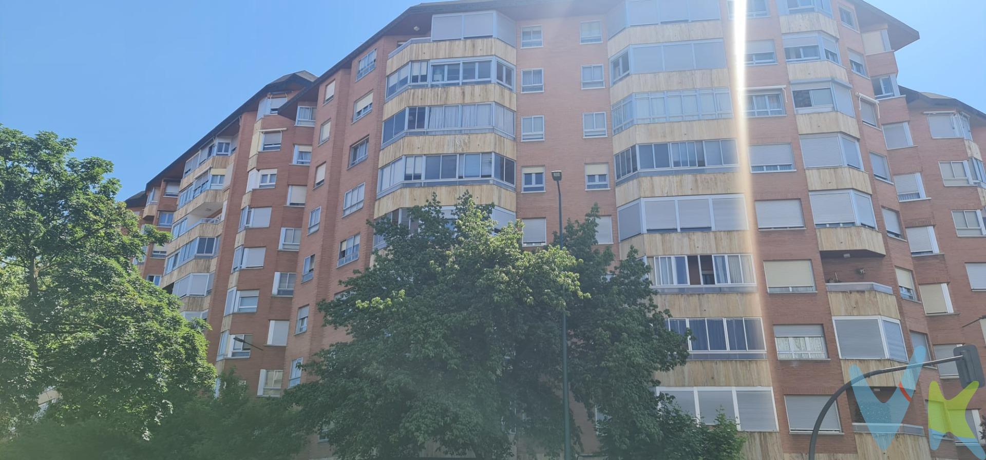 Presentamos una excepcional vivienda interior en venta, ubicada a pocos pasos de la emblemática Plaza de Santa Cruz y la Plaza de San Juan. Esta propiedad destaca por su luminosidad, gracias a sus amplias ventanas que ofrecen vistas al patio y jardines comunitarios, creando un ambiente cálido y acogedor. Consta de tres habitaciones bien distribuidas y dos baños completos: uno equipado con bañera para momentos relajantes y otro con plato de ducha funcional. La cocina es independiente e ilumina el espacio adicionalmente desde un práctico patio de luces. El salón se presenta como una estancia amplia pulmonando luz natural durante todo el día; cuenta además con una galería acristalada perfecta para disfrutar del entorno sin salir del hogar. Incluye garaje privado  así como trastero para mayor comodidad en almacenamiento personal o familiar. Su ubicación estratégica permite acceso directo a colegios concertados situados justo enfrente, facilitando las necesidades educativas diarias; también está muy cerca.de la Universidad local lo cual representa una gran ventaja tanto si eres estudiante como profesional docente o investigador.Con todos los servicios necesarios alrededor –supermercados, farmacias, cafeterías etc.– esta oferta inmobiliaria no solo es ideal sino práctica.