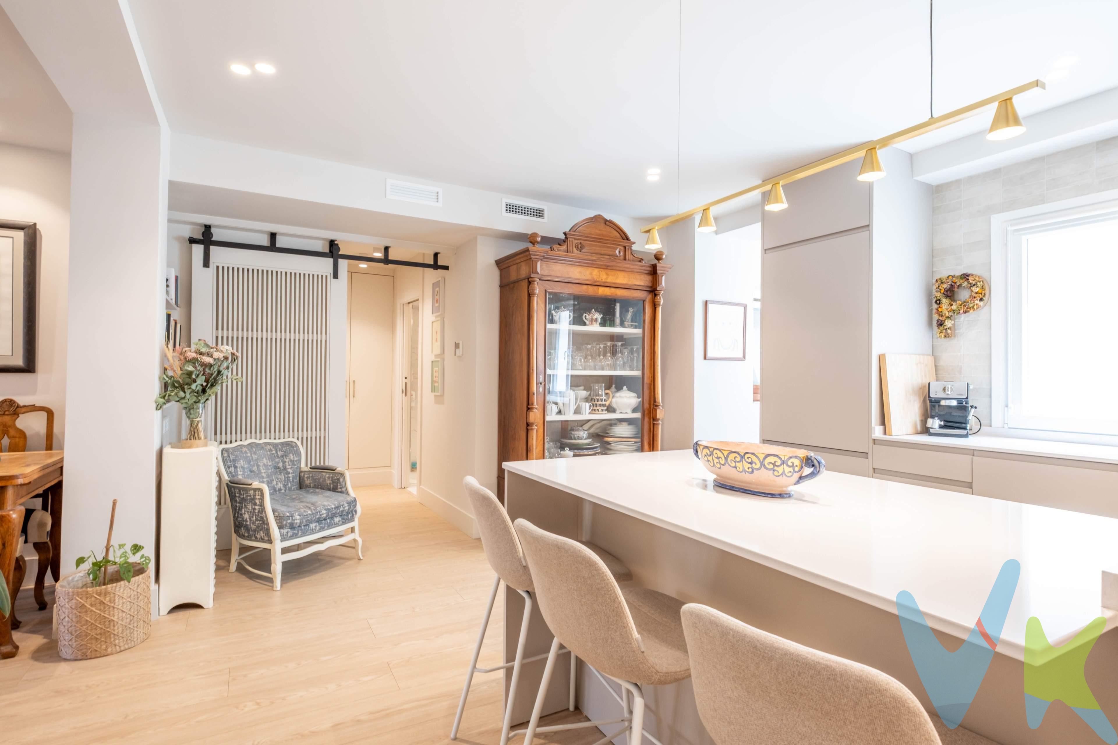 En c/ San Vicente Martir. Un piso que enamora nada más entrar. En pleno centro de Zaragoza,  esta vivienda te ofrece mucho más que una ubicación privilegiada: te abre la puerta a un espacio moderno, elegante y pensado para disfrutar de cada rincón.  Situado en planta alta, con vistas despejadas al patio de Carmelitas y una luz natural espectacular que inunda toda la casa. - Cuenta con 3 dormitorios y 2 baños, uno de ellos en suite dentro del dormitorio principal, que además incluye un vestidor digno de revista. -  La gran cocina con isla central se convierte en el punto de encuentro perfecto para quienes disfrutan del diseño y la funcionalidad sin renunciar al alma de hogar. ✨ La reforma no solo es estilosa: es práctica, con una distribución optimizada y una gran capacidad de almacenaje que marca la diferencia. - Edificio cuidado con portal reformado y ascensor a cota cero, para garantizar accesibilidad total. Una casa con personalidad, detalles que suman y la calidez de un proyecto pensado para vivir a gusto desde el primer día.