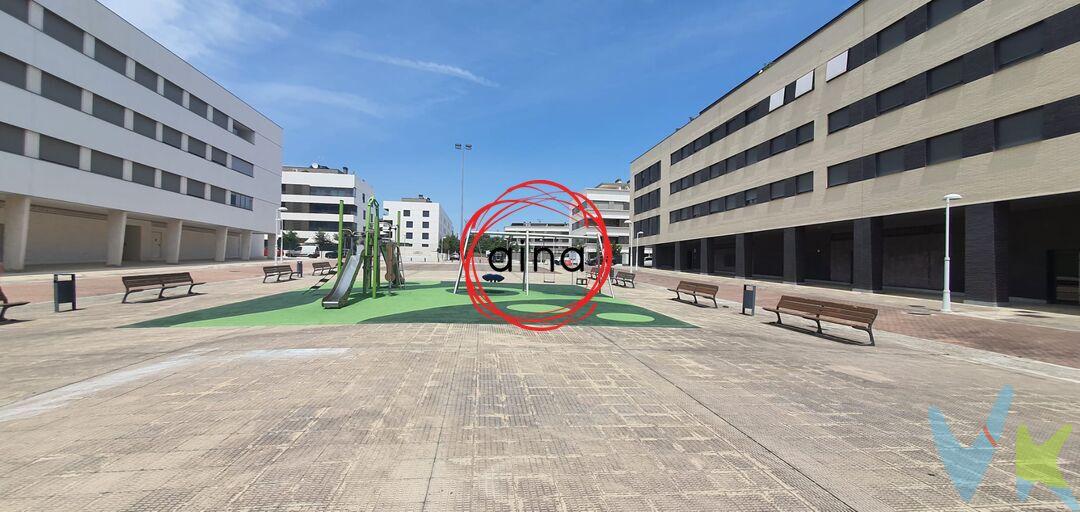 IMPORTANTE: La venta de la vivienda está condicionada de forma imprescindible a la adquisición conjunta de una segunda plaza de garaje de venta libre, con un precio de 38.000 €.
Hay viviendas que simplemente cumplen... y otras que enamoran desde que cruzas la puerta. Esta es una de ellas.
Situada en una de las mejores zonas de Ardoi, esta magnífica vivienda VPT construida en 2013 destaca por su amplitud 140 m2 construidos y más de 120 m2 útiles, su excelente distribución y las numerosas mejoras realizadas por sus propietarios, convirtiéndola en una vivienda lista para entrar a vivir.
Nada más acceder encontramos un amplio hall de entrada que distribuye perfectamente la vivienda. A mano izquierda se sitúa una espectacular cocina de más de 13 m², moderna, completamente equipada y reformada, con espacio suficiente para disfrutar del día a día.
Al fondo del recibidor se abre un impresionante salón-comedor de casi 32 m², una estancia luminosa y muy acogedora desde la que se accede a un balcón de aproximadamente 8 m², orientado al sur, perfecto para disfrutar del sol de la tarde. Su formato alargado permite colocar cómodamente una mesa auxiliar y un par de sillas para relajarse al aire libre.
La zona de descanso queda completamente independiente mediante un pasillo distribuidor. A la derecha encontramos tres amplios dormitorios de 12 m2, 11,50 m2 y 11,10 m2, mientras que al fondo se ubica el dormitorio principal de 20,10 m2, que dispone de un práctico vestidor y salida directa al balcón.
A la izquierda del pasillo se encuentran los dos baños completos: uno equipado con plato de ducha y el otro con bañera, aportando comodidad para toda la familia.
La vivienda incorpora importantes mejoras respecto a su estado original, entre las que destacan:• Cocina reformada.• Aire acondicionado.• Toldos eléctricos en el balcón.• Y otros detalles que aumentan notablemente el confort de la vivienda.
Además, el precio incluye un amplio trastero y una plaza de garaje en el mismo edificio.
Como valor añadido, existe la posibilidad de adquirir una segunda plaza de garaje de renta libre, algo muy poco habitual en la zona.
Precio vivienda VPT (con trastero y una plaza de garaje): 316.782 € de acuerdo con el precio marcado por Gobierno de Navarra
Segunda plaza de garaje (libre): 38.000 €
IMPORTANTE: La compraventa está sujeta, de forma inseparable, a la adquisición conjunta de la vivienda (con trastero y una plaza de garaje) y de la segunda plaza de garaje, por lo que no se venderán por separado. La adquisición de la vivienda está sujeta al cumplimiento de los requisitos legalmente establecidos para el acceso a viviendas protegidas (VPT).
Ubicada en Ardoi, una de las zonas con mayor proyección de Zizur Mayor, disfrutarás de un entorno tranquilo, moderno y con un ambiente joven y familiar, rodeado de zonas verdes, parques y todos los servicios necesarios. Excelentes comunicaciones mediante Villavesa con Pamplona y rápido acceso a las principales vías de comunicación.
Importante: La adquisición de la vivienda está sujeta al cumplimiento de los requisitos legalmente establecidos para el acceso a viviendas protegidas (VPT).
INFORMACIÓN LEGAL A TENER EN CUENTA:
ℹ️ Los datos y superficies indicados son aproximados y tienen carácter meramente informativo, sin valor contractual.
El precio de venta no incluye impuestos ni gastos derivados de la transmisión. La compra conlleva impuestos y gastos de formalización para el comprador:

Impuesto I.T.P. (Impuesto de Transmisiones Patrimoniales 6% (Consultar condiciones concretas según circunstancias personales o régimen fiscal aplicable) 
Gastos de Notaría y Registro aproximadamente 1,5%, 
Gastos financieros si se contrata hipoteca.

Los honorarios de intermediación inmobiliaria corren a cargo del vendedor 
¡NO COBRAMOS HONORARIOS AL COMPRADOR!