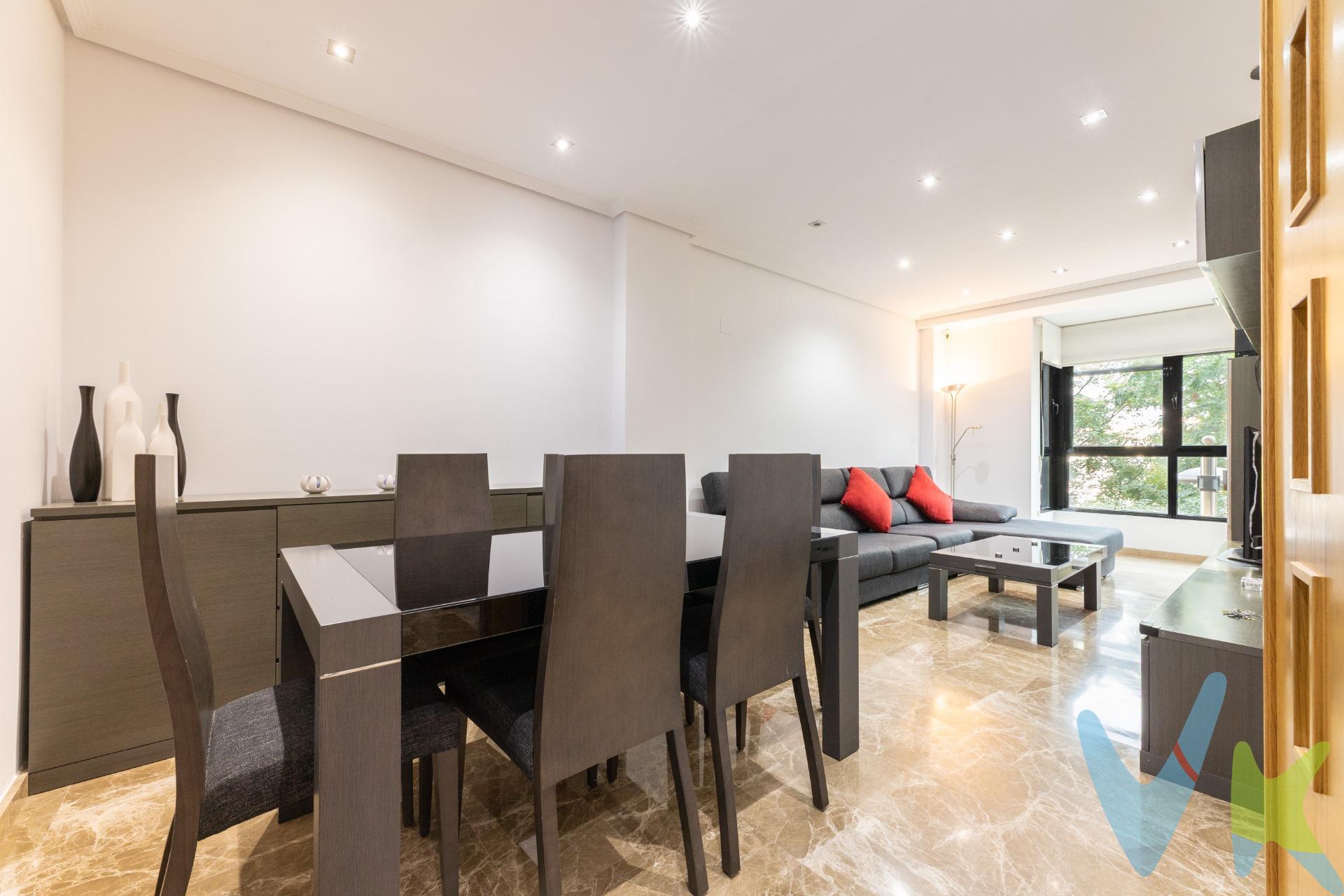Descubre este amplio y LUMINOSO piso ubicado en EXCELENTE ZONA de Alfafar, en finca seminueva, con acabados de primera calidad y una distribución pensada para ofrecer la MAXIMA COMODIDAD. Al entrar, nos recibe un hall con amplio pasillo que conduce a un salón comedor, bañado de luz natural gracias a su ventanal mirador en climalit de aluminio negro, con vistas a la calle y a zona ajardinada. Un espacio ideal para disfrutar en familia o recibir invitados. La vivienda cuenta con 3 habitaciones, la suite principal, espaciosa y cómoda, dispone de baño privado con plato de ducha y un gran armario empotrado. Dos habitaciones individuales, también luminosas y con armarios empotrados, perfectas como dormitorios, despacho o zona de juegos. En total, el piso ofrece 2 baños completos, con un diseño moderno y funcional. La cocina es independiente y cuenta con galería, aportando practicidad y espacio de almacenamiento extra. Los detalles marcan la diferencia:. Suelos de mármol que aportan elegancia y frescura. Paredes lisas y puertas modernas de haya, con cristal en salón y cocina. Techos con luces empotradas en falso techo, que realzan la sensación de amplitud y estilo contemporáneo en toda la vivienda. Aire acondicionado por conductos en todas las estancias, para un confort total durante todo el año. La finca nos ofrece áreas de jardín y piscina comunitaria. Gracias a su excelente orientación y a los grandes ventanales, este piso destaca por su luminosidad natural en cada rincón. Una vivienda moderna, amplia y lista para entrar a vivir, perfecta para quienes buscan un hogar cómodo y con estilo. La descripción y los datos del presente inmueble tienen carácter meramente informativo y en ningún caso contractual. En el precio de la vivienda no están incluidos los honorarios de agencia, gastos de compraventa y/o financiación. Por mandato expreso del propietario, comercializamos este inmueble en exclusiva compartida, lo que garantiza un servicio de calidad, un trato fácil y personalizado, una gran difusión en nuestras redes compartidas y sin interferencias de terceros. Por este motivo se ruega no molestar al propietario, a los ocupantes de la propiedad, a los vecinos o conserjes del edificio si los hubiera. Si eres una agencia, llámanos colaboraremos contigo. 📞 Contáctanos para más información o para concertar una visita. 