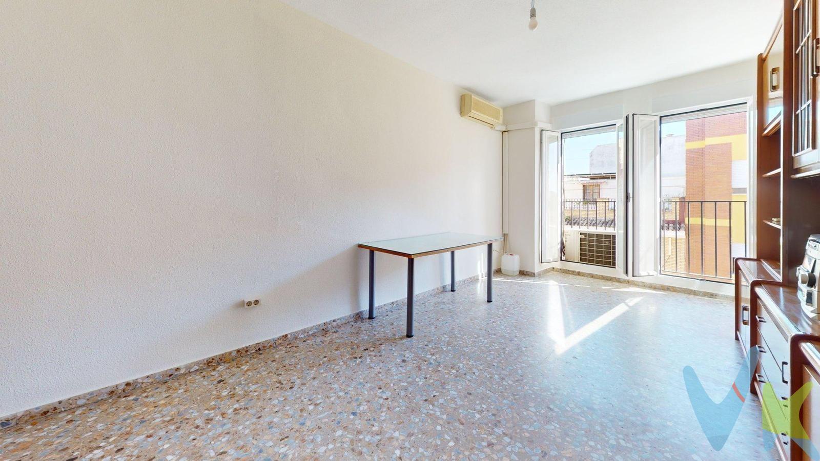 Presentamos este espacioso piso ubicado en la codiciada zona de Levante, Córdoba.  Con una superficie construida de 100 m² y útil de 80 m², esta propiedad se caracteriza por su orientación noroeste que permite disfrutar de una excelente luminosidad durante todo el día. . Dispone de un amplio salón con un nuevo cierre tipo balcón que brinda mayor amplitud al espacio; además cuenta con cuatro dormitorios  perfectamente distribuidos para garantizar confort y privacidad. La vivienda incluye dos baños que requieren reforma según tus gustos personales; no obstante, los espacios son generosos y ofrecen múltiples posibilidades decorativas. La cocina es amplia con lavadero . Además dispone en azotea de un trastero.  En las cercanías encontrarás autobuses accesibles así como centros comerciales y colegios lo cual facilita tu vida diaria sin renunciar a la comodidad urbana. Esta es una oportunidad ideal tanto si buscas un hogar familiar o deseas invertir en propiedades inmobiliarias proporcionando valor añadido mediante reformas personalizadas. . Cláusula de Transparencia y Desglose de Gastos (Ley 10/2025). en cumplimiento de las obligaciones de información previstas en la Ley 10/2025, de 28 de diciembre, de servicios de atención a la clientela y transparencia, así como en la normativa sectorial vigente, el precio indicado no incluye los gastos e impuestos inherentes a la adquisición, los cuales se desglosan estimados o con posibilidad de calcularlos a continuación; los gastos más ajustados serán dados en el D.I.A. en la visita a inmuebles, o antes. *Gastos de Notaría: La Minuta se calculará según al arancel notarial oficial: Anexo I, del Real Decreto 1426/1989, de 17 de noviembre. Enlace: https://notariared.com/calculadora-gastos-compra-vivienda/. *Gastos de Registro de la Propiedad: La inscripción se facturará según el arancel oficial: ANEXO I, del Real Decreto 1427/1989, de 17 de noviembre. Igual enlace anterior . *Gastos de Gestión (Gestoría): Los honorarios por la tramitación administrativa, liquidación de impuestos e inscripción registral ascienden de forma estimativa a [363 € aprox.] (IVA incluido), aunque depende de cada caso, y su dificultad. *Honorarios Agencia del Vendedor: incluidos en el PVP. *Honorarios Agencia del comprador: La agencia prestará los servicios de información, asesoramiento y acompañamiento previstos en el Encargo de Servicios y en el D.I.A. Si solicita servicios adicionales o personalizados, sus honorarios serán informados previamente, de forma individualizada y por escrito, conforme a la libertad de pactos y a la normativa vigente. siendo el conste para este inmueble de 3.500 € mas el 21 % de IVA del precio final de venta. *Si necesita Financiación, su banco le informará. *Impuesto sobre Transmisiones Patrimoniales (ITP): Se aplicará el tipo impositivo vigente en Andalucía (generalmente el 7%, sin perjuicio de tipos reducidos del 6%. 3,5%,  etc,  aplicables según las circunstancias personales del comprador o las características del inmueble). El impuesto se devenga sobre el superior entre: 1.- Valor de Referencia de Catastro; y  2.- Precio de venta. Puede calcular su situación personal en el portal oficial de la A.T. de Andalucia. enlace: https://www.juntadeandalucia.es/organismos/economiahaciendayfondoseuropeos/areas/tributos-juego. 