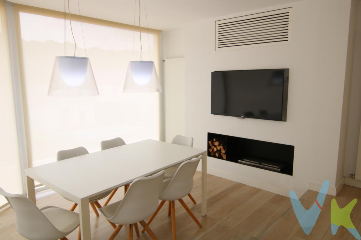 Te presentamos esta casa - chalet en venta independiente construido sobre una parcela de 415 m2. Magnífica vivienda seminueva, moderna, excepcionalmente luminosa, espaciosa y cómoda. Grandes ventanales en toda la casa, lo cual dan mucha luz en todas las estancias. Se encuentra en la zona de El Vedat (Torrent), es una zona residencial, dentro de un gran bosque de pinos, con caminos para práctica del senderismo, a 15 km de Valencia capital. Bien comunicada con acceso cercano a las autovías. La vivienda cuenta de 280m2 de vivienda y 415 m2 de parcela y se compone de 4 habitaciones, 3 cuartos de baño, salón-comedor, cocina, terrazas, jardín, garaje, trastero y piscina. La vivienda está distribuida en dos alturas, la zona de habitaciones está arriba y las zonas comunes en planta baja. En esta planta encontrarás un salón-comedor muy luminoso con un gran ventanal con salida a la terraza, y vistas de la piscina, la cocina, que es independiente y reformada totalmente de diseño con gran capacidad de almacenamiento y con una zona donde podrás realizar las comidas y cenas con chimenea con vistas a la montaña preciosas donde podrás compartir con los tuyos momentos familiares. En esta misma planta hay un baño completo con ducha y una habitación amplia para el teletrabajo o bien para la comodidad de tener una habitación de invitados. En la planta de arriba, encontrarás las otras 3 habitaciones, todas muy amplias, con grandes ventanales. En esta planta hay 2 cuartos de baño completos: uno recientemente reformado con plato de ducha que da servicio a las dos habitaciones y el otro dentro de la suite. Las habitaciones son super amplias y especiales con mucha esencia para que el descanso sea magnifico. En el garaje tendrás capacidad para dos coches y con trastero.La vivienda y tiene todo lo que necesitas para sentirte a gusto. Si desea obtener más información o concertar una visita, no dudes en contactar con nosotros. Estaremos encantados de atenderle. INFROMACION IMPORTANTE Gastos de la compraventa a cargo de la compradora no incluidos en el precio del inmueble a tener en cuenta: -        ITP  con carácter general en Valencia es del 10%, pudiendo corresponderle otro tipo impositivo atendiendo a sus circunstancias personales (por edad, renta, situación familiar, primera vivienda habitual ) previstas legalmente.*Base imponible del impuesto el mayor valor entre el precio de compraventa, la tasación o el valor de referencia catastral-        Gastos de notaría y registro, en su caso, suelen oscilar aproximadamente entre 15% y 25% (aranceles variables según valor de compraventa, número de copias).-        Si tramita la inscripción con una gestoría, deberá abonar sus honorarios más IVA (en este caso suele oscilar entre los 250.-EUR y los 450.-EUR + IVA).-        Honorarios de mediación inmobiliaria a cargo del comprador del 4% del precio final de venta más IVA (21%).Se informa al consumidor que la agencia actúa como intermediaria inmobiliaria en la operación, estando la compraventa y sus condiciones sujeta a la aceptación expresa del propietario y a la posterior formalización mediante el correspondiente contrato.la información de esta publicación no es vinculante y puede contener errores; se muestra únicamente con carácter informativo y no contractual.Este inmueble puede experimentar cambios de precio, descripción o ser retirado del mercado sin previo aviso. AGENCIA INMOBILIARIA cumple con la normativa vigente y acredita su capacitación profesional e identificación RAICV 00116, de acuerdo con el Registro de Agentes de Intermediación Inmobiliaria de la C.V  (Decreto 98/2022 de 29 de julio).  