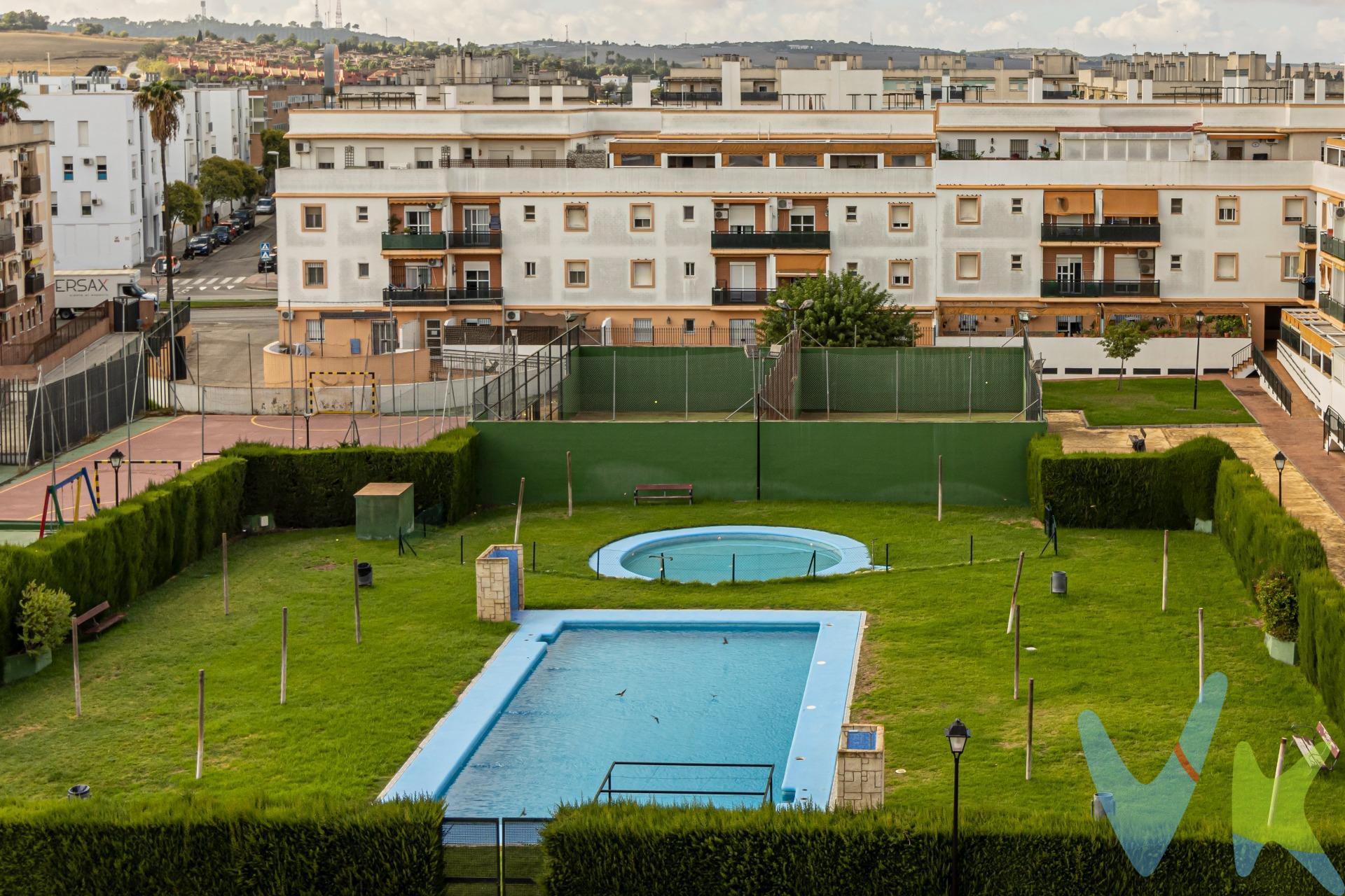 IDEAL PISO EN URBANIZACIÓN PRIVADA CON PISCINAS, ZONAS DEPORTIVAS Y PARQUE INFANTIL EN PUERTAS DEL SUR. La vivienda dispone de 3 dormitorios, que garantizan el confort familiar y 2 baños funcionales para mayor comodidad, uno exterior con bañera y otro interior con placa de ducha. Armario empotrado en dormitorio. Equipado con aire acondicionado tanto en el salón como en el dormitorio principal. Cocina independiente amueblada con algunos electrodomésticos. La urbanización ofrece diversas comodidades como piscinas para adultos e infantiles ideales para disfrutar del verano; además encontrarás zonas deportivas incluyendo pista de fútbol y pistas de pádel perfectas para mantenerte activo sin salir del complejo residencial. Para los más pequeños hay columpios y áreas ajardinadas donde pueden jugar al aire libre bajo supervisión segura. Este inmueble incluye también plaza GARAJE amplia así como TRASTERO, aportando espacio adicional tan necesario hoy día. Edificio con ascensor. Todo ello rodeado por servicios esenciales y fácil salida a todas direcciones. ¡LLAMANOS YA! . Informamos a nuestros clientes de que los gastos de notaría, registro, gestoría, impuestos y los honorarios de la agencia no están incluidos en el precio. A su vez, disponemos del documento informativo abreviado de la propiedad (según decreto 218/2005, del 11 de octubre) y de seguro de caución, para la protección del dinero entregado como señal para la reserva de una vivienda. Por mandato expreso del propietario, comercializamos este inmueble en exclusiva, lo que le garantiza el acceso a toda la información, a un servicio de calidad, un trato fácil, sencillo y sin interferencias de terceros. Por este motivo, se ruega no molestar al propietario, a los ocupantes de la propiedad o a los vecinos. Muchas gracias por su comprensión. 