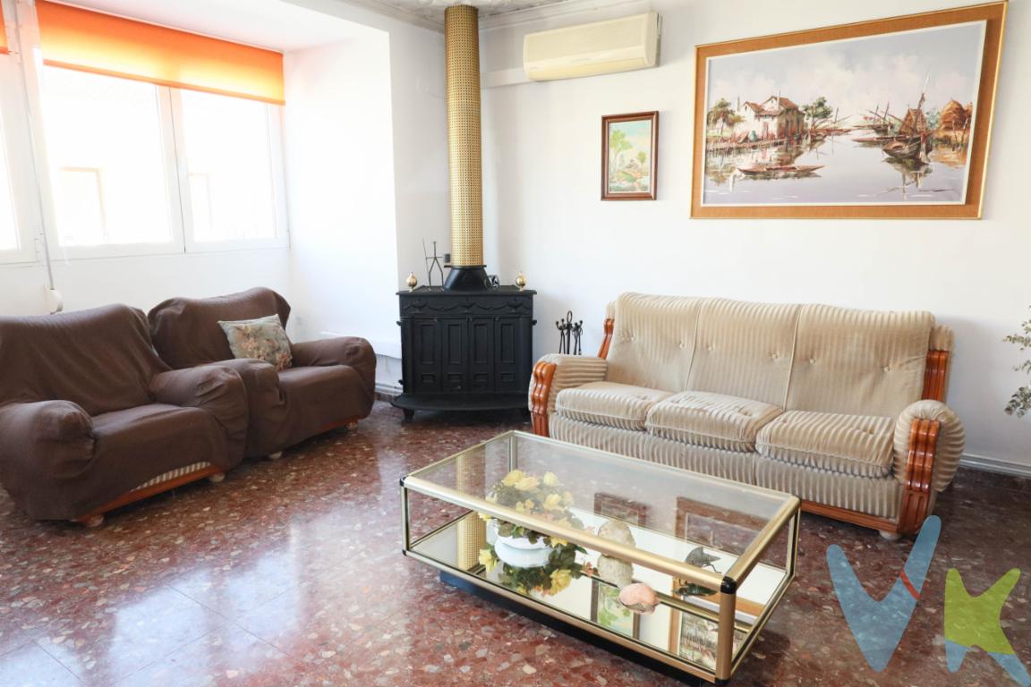  Se ofrece espectacular piso en venta ubicado en el encantador municipio de Guadassuar. Este inmueble es ideal para quienes buscan comodidad y espacio en un entorno tranquilo. Con una ubicación privilegiada en la planta 1, proporciona un acceso sumamente cómodo y directo. Este espacioso piso cuenta con 136 metros cuadrados útiles aseguran amplitud en cada uno de sus ambientes.La vivienda dispone de un gran salón comedor con chimenea, cuatro amplios dormitorios, el principal con baño en suite, perfectos para una gran familia o para quienes necesiten habitaciones adicionales para oficina o invitados, dos cuartos de baño, cocina office y lavadero con salida a un coqueto patio. Cada una de las estancias está diseñada para ofrecer el máximo confort y privacidad posible. Además, las generosas dimensiones de este piso le permiten disfrutar de espacios diáfanos, llenos de luz natural durante todo el día.El diseño del piso favorece una distribución inteligente de los espacios, optimizando cada metro cuadrado. La amplitud del inmueble se aprecia en sus salas y pasillos, que facilitan un tránsito cómodo y sin obstáculos. El entorno de este piso en Guadassuar ofrece también múltiples ventajas. Situado en una zona estratégica del municipio, los servicios y amenidades necesarios están al alcance, lo que mejora la calidad de vida de sus futuros residentes. Con una buena conexión a las principales vías de acceso, desplazarse hacia otros puntos de interés cercanos será una tarea sencilla.Así mismo, la seguridad del inmueble es otro de sus puntos fuertes. Este piso se encuentra en un entorno comunitario seguro y vigilado, con vecinos amables y un ambiente acogedor. La comunidad fomenta un clima de convivencia óptimo, donde el respeto y la tranquilidad son pilares fundamentales.Este inmueble representa una oportunidad excepcional para adquirir una propiedad en un lugar con encanto y a un precio competitivo. Le invitamos cordialmente a realizar una visita sin compromiso. Nuestra intención es que experimente por sí mismo la atmósfera de bienestar que reina en este magnífico piso. La amplitud de sus habitaciones y su luz natural  son solo algunas de las razones por las que este piso se destaca entre las ofertas disponibles.No deje escapar esta oportunidad de adquirir una propiedad que combina espacio, tranquilidad y ubicación. Contacte con nosotros para agendar una visita y conocer cada rincón de este magnífico piso en Guadassuar.  Su nuevo hogar está esperando por usted.Por mandato expreso del propietario, comercializamos este inmueble en exclusiva, lo que garantiza el mejor trato y fiabilidad de la negociación. Por este motivo, se ruega no molestar a los propietarios ni ocupantes de la propiedad.Si usted es agente inmobiliario y tiene un cliente para este inmueble, llámenos, estaremos encantados de colaborar con usted. La descripción del presente inmueble e imágenes tienen mero carácter informativo y en ningún caso carácter contractual, pudiendo ser modificados por la inmobiliaria sin que ello implique responsabilidad alguna frente a terceros.En el precio de compra no están incluidos los gastos de la misma, como son: ITP, Notaría, registro, gestoría y honorarios de la inmobiliaria.Agencia Registrada con el Nº 90 en el Registro Obligatorio de Agentes Inmobiliarios de la Comunitat Valenciana. Puede consultar en la web de la GVA. 