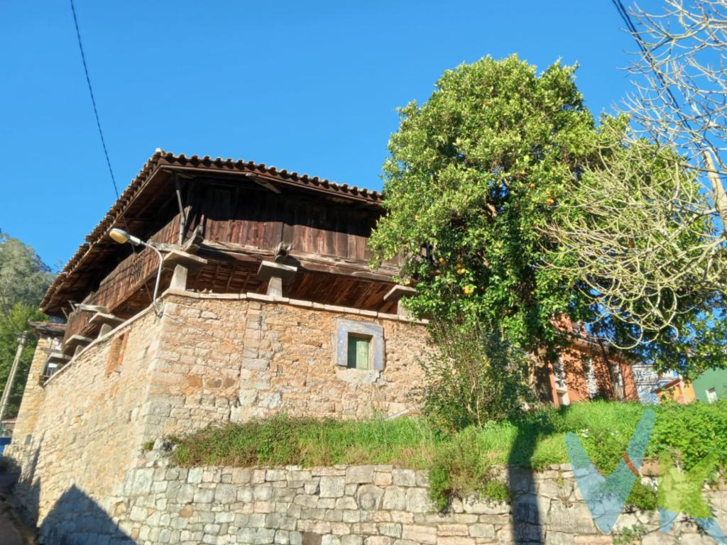 Desde RK IGLESIAS os presentamos una impresionante finca situada en Manzaneda ​ es una parroquia perteneciente al municipio de Oviedo, Asturias (España). Es un pueblo del concejo de Oviedo, situado a 250 m de altitud, a la orilla de la carretera AS-242. Conserva algunos ejemplos de arquitectura tradicional, como paneras con buenas tallas, una fuente pública de finales del siglo XVIII. Esta propiedad presenta multitud de posibilidades para poder disfrutar de su paisaje. Dispone de una panera en buen estado con una parte para rehabilitar donde antiguamente había una vivienda. Anejo a esta tradicional panera nos encontramos con una finca que tiene una edificabilidad máxima de 300m2, en Bajo +1 y aprovechamiento bajocubierta. La zona en planta de esta manera dejaría una zona operativa de unos 100- 120m2 [ a consultar]. Su ubicación no es un inconveniente ya que esta comunicada totalmente mediante el servicio de transporte publico [TUA] con parada a tan solo 5 metros. [ A pie de finca], lo que facilitaría mucho la comunicación con la capital. No dudes en llamar y consultarnos.