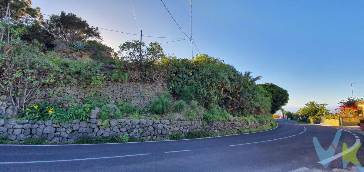 Terreno urbano de 857 m² ubicado en La Patrona, en el término municipal de La Guancha. Está localizado en una zona con excelentes vistas y muy cerca del casco urbano. . Este terreno está dividido en 2 partes, separadas por la calle las Colmenitas:. - Una parte de 466 m² de terreno inclinado en la que se puede construir a altura de 2 plantas sobre rasante, con un frente mínimo de 4 metros, construcción cerrada, con un aprovechamiento del 100% de la superficie. Ideal para construcción de adosados. - Otra parte de 391 m² que forma parte de uno de los bordes de la carretera y que está afectado por la ampliación de la carretera de Icod a La Guancha, lo que al momento de la ampliación significará un ingreso para el propietario del mismo. Existe la posibilidad de ampliar este terreno con un terreno vecino de 376 m² con las mismas posibilidades de edificación. Serían 842 m² para construcción. . Se encuentra a escasos 2 minutos del casco de La Guancha,  con todos los servicios necesarios.  . Datos meramente informativos, sin valor contractual. Impuestos y gastos de transmisión no incluidos en el precio de venta. 