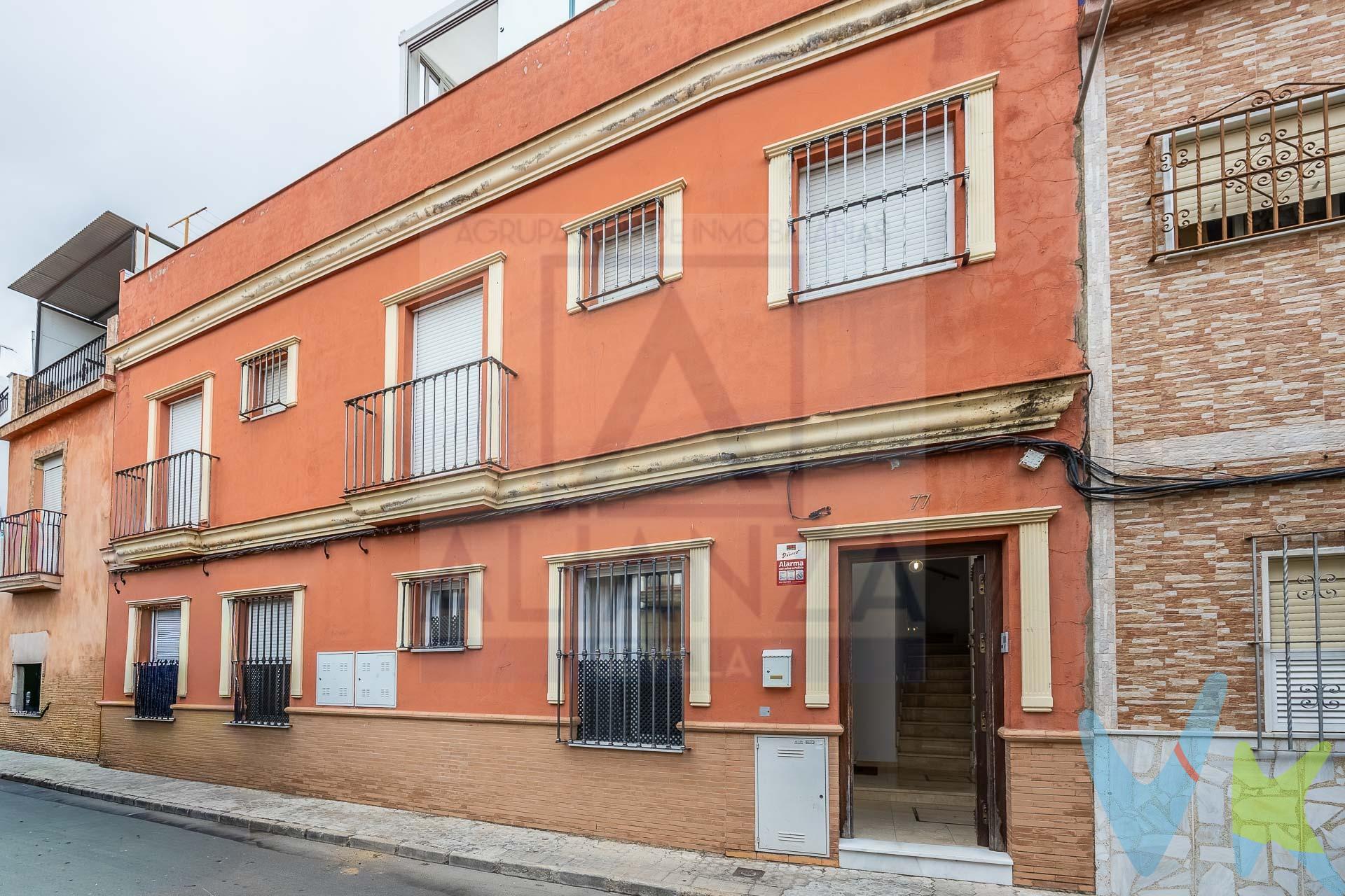 🏠🏡 ¡VENTA DE VIVIENDA EN EL CENTRO DE CAMAS!. Planta baja • Calidades Premium • Lista para entrar a vivir. Fantástica vivienda construida en 2008, ubicada en pleno centro de Camas (Sevilla), ideal para quienes buscan comodidad, accesibilidad y calidad sin necesidad de reformas. ✨ Destaca por:. Acceso a dos calles. Ubicación privilegiada, con todos los servicios a pocos pasos. Ventanas de aluminio con Climalit polarizado para un excelente aislamiento térmico y acústico. Suelos de mármol y carpintería interior de roble macizo. Doble orientación y fachada a dos calles, que aportan gran luminosidad y ventilación. 📐 Distribución:. 3 dormitorios amplios y exteriores. 2 baños completos. Salón acogedor. Cocina independiente totalmente amueblada. Trastero privado en buhardilla. Acceso a azotea comunitaria. Una vivienda pensada para disfrutar de una mejor calidad de vida, con la tranquilidad de una construcción moderna y excelentes acabados. 📞 ¡Contacta ahora y agenda tu visita!. En cumplimiento de las obligaciones de información previstas Disp. final 3ª de la Ley 10/2025, de 28 de diciembre, de servicios de atención a la clientela y transparencia, así como en la normativa sectorial vigente, y RD 218/2005 de Inf. de la Junta de Andalucía, el precio indicado no incluye los gastos e impuestos inherentes a la adquisición, los cuales se desglosan estimados o con posibilidad de calcularlos a continuación; los gastos más ajustados serán dados en el D.I.A. en la visita a inmuebles, o antes. *Gastos de Notaría: La Minuta se calculará según al arancel notarial oficial: Anexo I, del Real Decreto 1426/1989, de 17 de noviembre. Enlace: notariared.com/calculadora-gastos-compra-vivienda/. *Gastos de Registro de la Propiedad: La inscripción se facturará según el arancel oficial: ANEXO I, del Real Decreto 1427/1989, de 17 de noviembre. Igual enlace anterior . *Gastos de Gestión (Gestoría): Los honorarios por la tramitación administrativa, liquidación de impuestos e inscripción registral ascienden de forma estimativa a [363 € aprox.] (IVA incluido), aunque depende de cada caso, y su dificultad. *Honorarios Agencia del Vendedor: incluidos en el PVP. *Honorarios Agencia del comprador: La agencia prestará los servicios de información, asesoramiento y acompañamiento previstos en el Encargo de Servicios y en el D.I.A. Si solicita servicios adicionales o personalizados, sus honorarios serán informados previamente, de forma individualizada y por escrito, conforme a la libertad de pactos y a la normativa vigente. *Si necesita Financiación, su banco le informará. *Impuesto sobre Transmisiones Patrimoniales (ITP): Se aplicará el tipo impositivo vigente en Andalucía (generalmente el 7%, sin perjuicio de tipos reducidos del 6%. 3,5%,  etc,  aplicables según las circunstancias personales del comprador o las características del inmueble). El impuesto se devenga sobre el superior entre: 1.- Valor de Referencia de Catastro; y  2.- Precio de venta. Puede calcular su situación personal en el portal oficial de la A.T. de Andalucía. enlace: juntadeandalucia.es/organismos/economiahaciendayfondoseuropeos/areas/tributos-juego/tributos/paginas/impuestos-cedidos-transmisiones.html