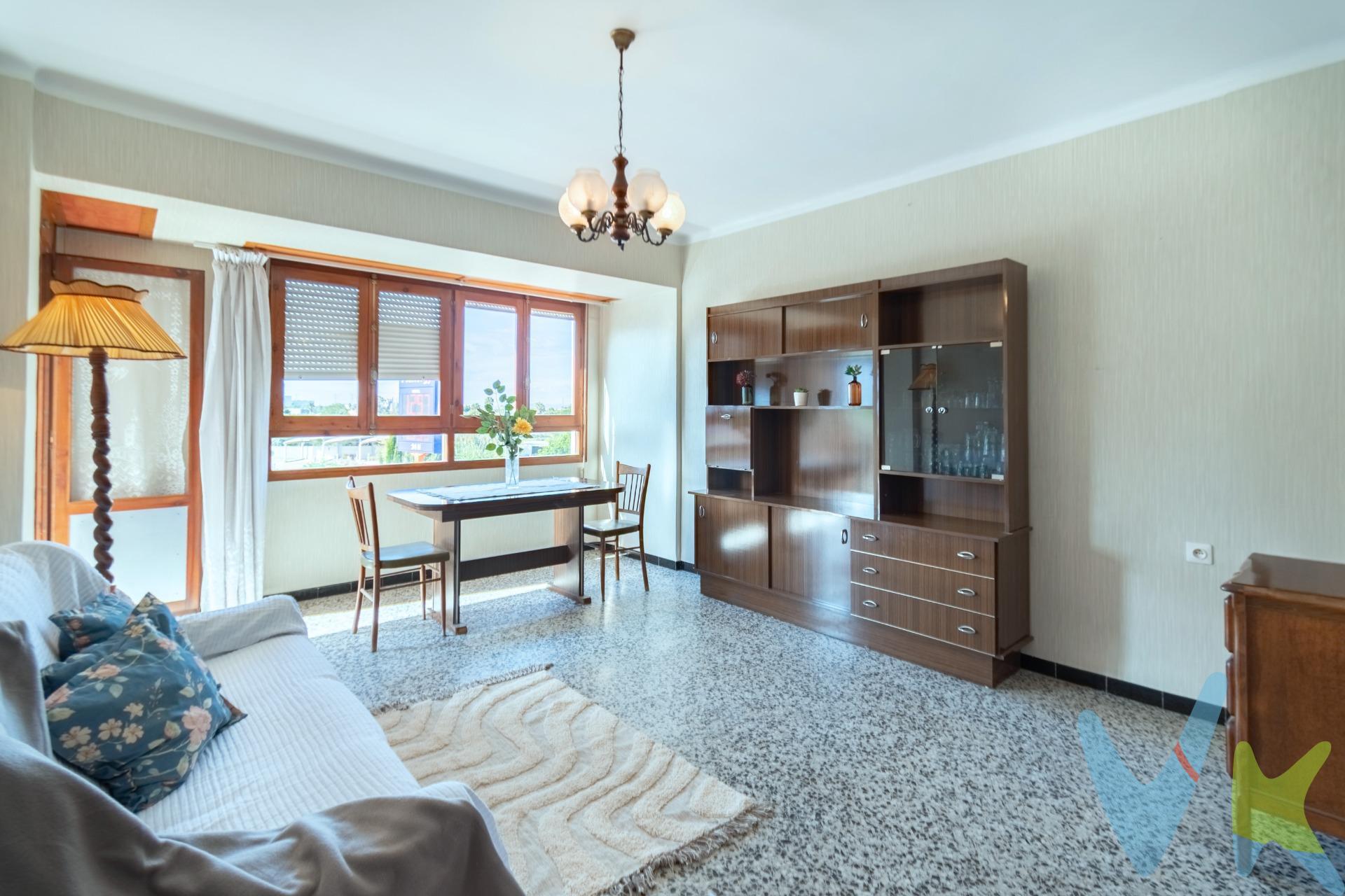 Descubre este encantador y amplio piso ubicado en la vibrante zona del Grau de Castelló, una oportunidad única por solo 115.000 euros. Este hogar se caracteriza por su luminosidad natural que inunda cada rincón gracias a su orientación suroeste. Imagina disfrutar de un gran balcón donde podrás relajarte mientras contemplas vistas despejadas al horizonte, ideal para tus momentos de desconexión o compartir con amigos y familiares. Aunque la propiedad requiere algunas actualizaciones, ofrece una base sólida para adaptarlo a tu estilo personal; cuenta además con ascensor y está situada en una finca tranquila con pocos vecinos, lo cual añade valor a esta joya inmobiliaria. ¡No te pierdas la ocasión de transformar este espacio según tus deseos! Ven a visitar hoy mismo tu futuro hogar.