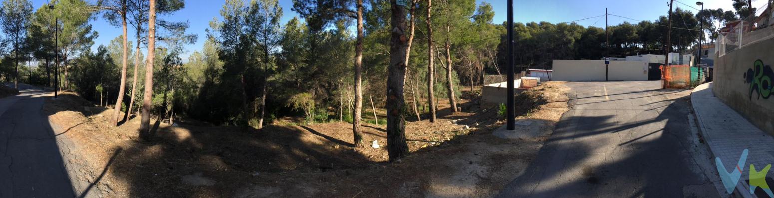 Si quiere vivir en la montaña , en medio de la naturaleza, pero a cinco minutos de una ciudad como Torrent, y 15 minutos de Valencia capital, esta es SU OPORTUNIDAD.          Le presentamos esta parcela, urbana , rodeada de chalets, pero en medio de una preciosa pinada, así como cercana a paradas de autobús , restaurantes, colegios concertados, colegio privado Julio Verne,  a unos minutos del Toll, donde encontrará varios supermercados.                   La parcela es totalmente urbana, pudiendose construir y diseñar la casa de sus sueños, para vivir cómodamente con su familia.                   La urbanización Monte-Vedat de Torrent, dónde se ubica esta propiedad, esta considerada unos de los pulmones verdes de  Valencia,  además de la ventaja de tener la   comunicación directa con la autovía A7, a 10 minutos en coche de la A3, por lo que si usted trabaja fuera de Torrent, para acceder a su casa, no tendrá ni que atravesar la ciudad, y así evitar incómodos atascos. También podrá disfrutar de la playa a tan solo unos 20 minutos en coche, así como en metro desde Torrent.              Todo son ventajas para realizar su sueños y mejorar su calidad de vida. No dude en llamarnos y estaremos encantadas de acompañarles en su nuevo proyecto.                