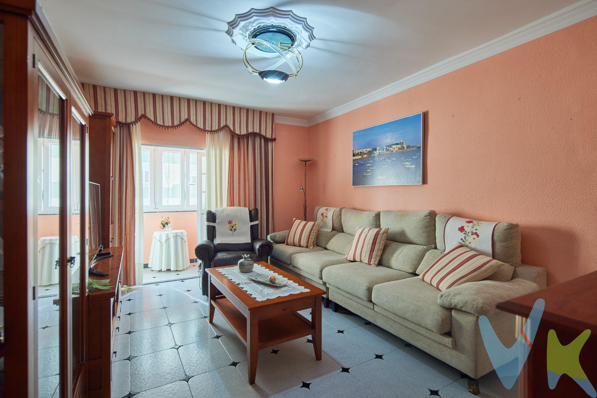 Se vende piso situado en Cádiz capital, en un barrio de carácter residencial y con todos los servicios necesarios para el día a día. La vivienda se encuentra cerca del Centro Comercial El Corte Inglés y de Mercadona, contando además con comercios y servicios en los alrededores. El piso dispone de tres habitaciones, salón, comedor, cocina independiente, cuarto de baño,  y un pequeño trastero. La distribución ofrece diferentes espacios que permiten adaptar la vivienda a las necesidades de una familia. El edificio cuenta con ascensor y el portal de entrada ha sido recientemente reformado, ofreciendo un acceso renovado y cuidado con portero automático. Una vivienda con buena distribución y muchas posibilidades, situada en una zona bien comunicada de Cádiz capital y próxima a supermercados, comercios y otros servicios. 