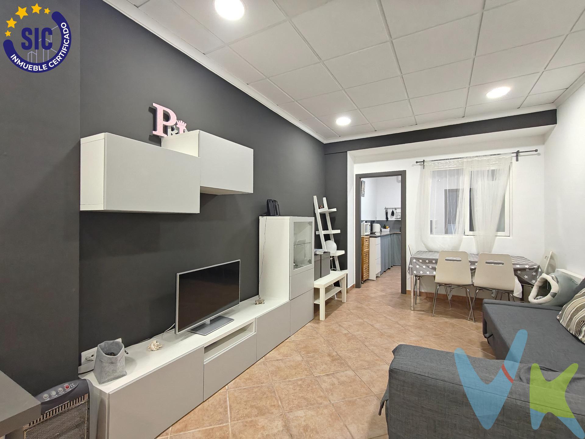 Una vivienda versátil en una de las mejores zonas de Carcaixent. Lo mejor de esta propiedad en la Calle Mestre Giner es que se trata de una casa con estructura sólida, lista para adaptarse a tus proyectos. Alta rentabilidad. Ya dispone de un estudio listo para entrar, con cocina, baño y zona de estar y descanso. Se pueden crear fácilmente tres estudios con entradas independientes desde el amplio patio interior que a la vez es el acceso para vehículos desde la calle. Una calle ancha con facilidad de maniobra para entrada y salida. Además su potencial de crecimiento es alto puesto que la estructura está adecuada para poder ampliar con más alturas hasta lo permitido por las normas urbanísticas de Carcaixent y así poder obtener mayor rentabilidad. . Su ubicación es estratégica, ubicada en el mismísimo corazón de Carcaixent te permite disfrutar, al mismo tiempo, de la máxima tranquilidad de la zona y de los mejores servicios que se encuentran a un paso de la vivienda. El Mercado Municipal, el Ayuntamiento, colegios, farmacias, tiendas y zonas de ocio. . Ideal tanto para inversores que buscan alquiler múltiple como para familias que necesitan espacios independientes y seguros. VENTA:. PVP 189.900€.  Gastos e impuestos no incluidos en el precio. La compra conlleva impuestos y gastos de formalización para el comprador. A título orientativo se informa que en segundas transmisiones el ITP con carácter general en  Valencia es del 10%, pudiendo existir otros tipos impositivos atendiendo a las circunstancias  personales del comprador u otras circunstancias previstas legalmente. Base imponible del impuesto el mayor valor entre el precio de compraventa, la tasación o el valor de referencia catastral. En cuanto a los gastos de notaría y registro, en su caso,  suelen oscilar aprox; entre 1,5% y 2,5% (aranceles variables según precio, n.º de copias y complejidad). El comprador elige notario. Si el comprador precisase de hipoteca: tasación, condiciones y costes bancarios serán según entidad elegida por el comprador, así como los gastos de gestoría, y cualesquiera otros gastos inherentes a la formalización de la compraventa que legalmente correspondan a la parte compradora, salvo pacto expreso en contrario con el vendedor. El consumidor tiene, conforme a la normativa vigente, a su disposición información y documentación adicional relativa al inmueble y condiciones de la compraventa, que podrá ser consultada en C/Joaquín Costa 4, bajo 46005 Valencia o urbe2@remax.es. Honorarios de mediación inmobiliaria a cargo del  COMPRADOR: (3% del precio final de venta más IVA (21%), salvo otro pacto.); y de VENDEDOR (según acuerdo con el mismo). . Se informa al consumidor que la agencia actúa como intermediaria inmobiliaria en la operación, estando cualquier eventual compraventa y sus condiciones sujeta a la aceptación expresa del propietario-vendedor y a la posterior formalización del correspondiente contrato.