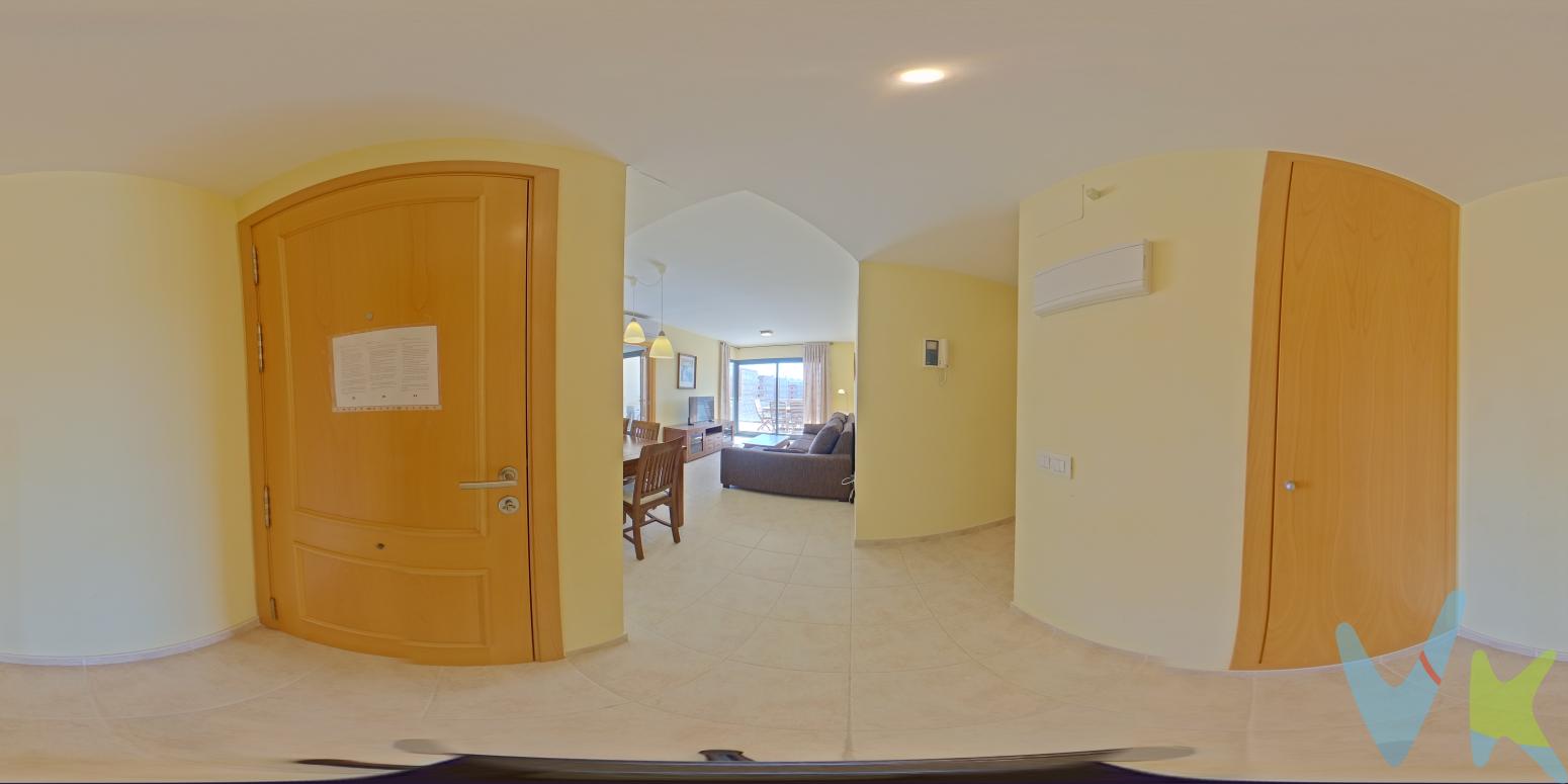  Descubra este espectacular apartamento en venta, ubicado en el corazón de Marina d\'Or, en la hermosa localidad de Oropesa del Mar-Orpesa. Este maravilloso apartamento, situado en la décima planta de un edificio modernamente construido en 2005, ofrece una oportunidad inigualable para quienes buscan una residencia cerca del mar. Con una superficie de 67 metros útiles y un total de 107 metros construidos, el espacio está cuidadosamente distribuido para ofrecer el máximo confort y funcionalidad.Este apartamento cuenta con dos amplias y luminosas habitaciones diseñadas para el descanso y la tranquilidad y dos baños, uno de ellos en suite. El salón, amueblado con gusto, se convierte en el lugar ideal para relajarse mientras se disfruta de las impresionantes vistas al mar. La cocina, equipada con electrodomésticos de alta gama, está pensada para satisfacer a los amantes de la buena cocina, brindando un espacio acogedor y práctico para sus preparaciones culinarias.Una de las joyas de esta propiedad es su amplia terraza de 40 metros cuadrados, desde donde se puede contemplar el azul del Mediterráneo. Arrancar el día con el sonido de las olas y una refrescante brisa marina es un auténtico privilegio que este apartamento pone a su alcance. No menos importante es la comodidad de contar con una plaza de garaje, proporcionando seguridad y tranquilidad para su vehículo.El edificio, además de un práctico ascensor que facilita el acceso a todas sus plantas, dispone de una estupenda piscina comunitaria. Este espacio exterior es perfecto para disfrutar del sol y el clima privilegiado de la costa, rodeado de un ambiente de relax y bienestar. Además, la propiedad incluye un trastero, ofreciendo espacio extra para almacenamiento, una práctica adición para mantener su hogar siempre ordenado.Ubicado en una zona que destaca por su conectividad, este apartamento es ideal para aquellos que valoran la comodidad de tener transporte público cercano. Con una estación de tren y una parada de bus a poca distancia, facilita los desplazamientos tanto para el ocio como para las necesidades cotidianas. La proximidad a estos servicios convierte a este inmueble en una opción muy atractiva, combinando tranquilidad con accesibilidad.La comunidad de Marina d\'Or ofrece una amplia gama de servicios y actividades para todo tipo de gustos. Desde restaurantes de cocina mediterránea hasta divertidos parques temáticos y spas, la oferta es amplia y variada, permitiendo disfrutar de una calidad de vida excepcional en esta parte de la costa levantina.Quienes deseen una visita a esta propiedad tendrán la oportunidad de comprobar por sí mismos el encanto y el atractivo de este apartamento. Se trata de una oportunidad única para adquirir una vivienda en uno de los destinos turísticos más populares de España, donde el confort y la calidad de vida están garantizados. Esta es una ocasión que no puede dejar pasar. ¡Contáctenos para agendar una visita y descubrir su futuro hogar en este paraíso costero!--------------------------------------Agencia inmobiliaria en Oropesa del mar si quieres comprar o vender casas pisos o locales en la comunidad Valenciana con oficina en Oropesa del Mar, Castellón. Para mayor seguridad en la compraventa, todas nuestras viviendas poseen FICHA DE CERTIFICACIÓN DE INMUEBLES registrada por la Asociación de Inmobiliarias de la Comunidad Valenciana ASICVAL. Antes de comprar o de entregar las arras, pida el Certificado de la vivienda para estar seguro y tranquilo sobre la situación legal, urbanística y de cargas de la misma. Los impuestos, gastos de notaría y registro no están incluidos en el precio de venta. 