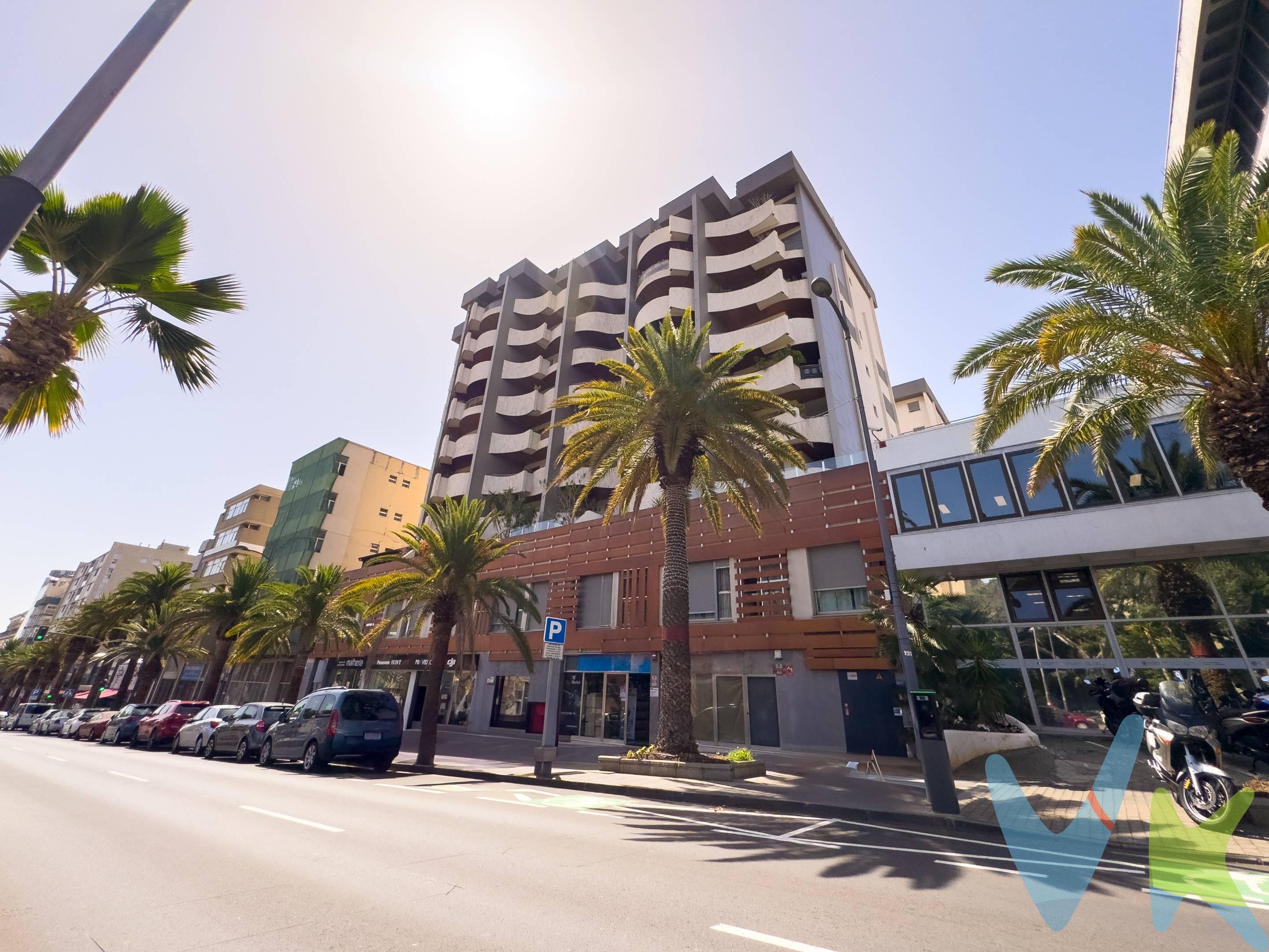*¡Oportunidad en la Mejor Zona de Santa Cruz de Tenerife!*. Se vende elegante local en la prestigiosa Avenida Tres de Mayo, con una superficie construida de 164 m². Situado en un exclusivo edificio residencial con acabados de lujo, este espacio ofrece un entorno ideal para consultoría médica, despacho de abogados o cualquier actividad que requiera un ambiente tranquilo, privado y profesional. El precio incluye una plaza de garaje en el mismo edificio, facilitando la accesibilidad y comodidad. Gracias a su ubicación privilegiada y su diseño sofisticado, este local es perfecto para quienes buscan un espacio de alta calidad en una de las zonas más demandadas de Santa Cruz de Tenerife. No pierdas esta oportunidad de invertir en un espacio versátil, elegante y con todas las comodidades. ¡Contáctanos para más información y agenda tu visita!. 