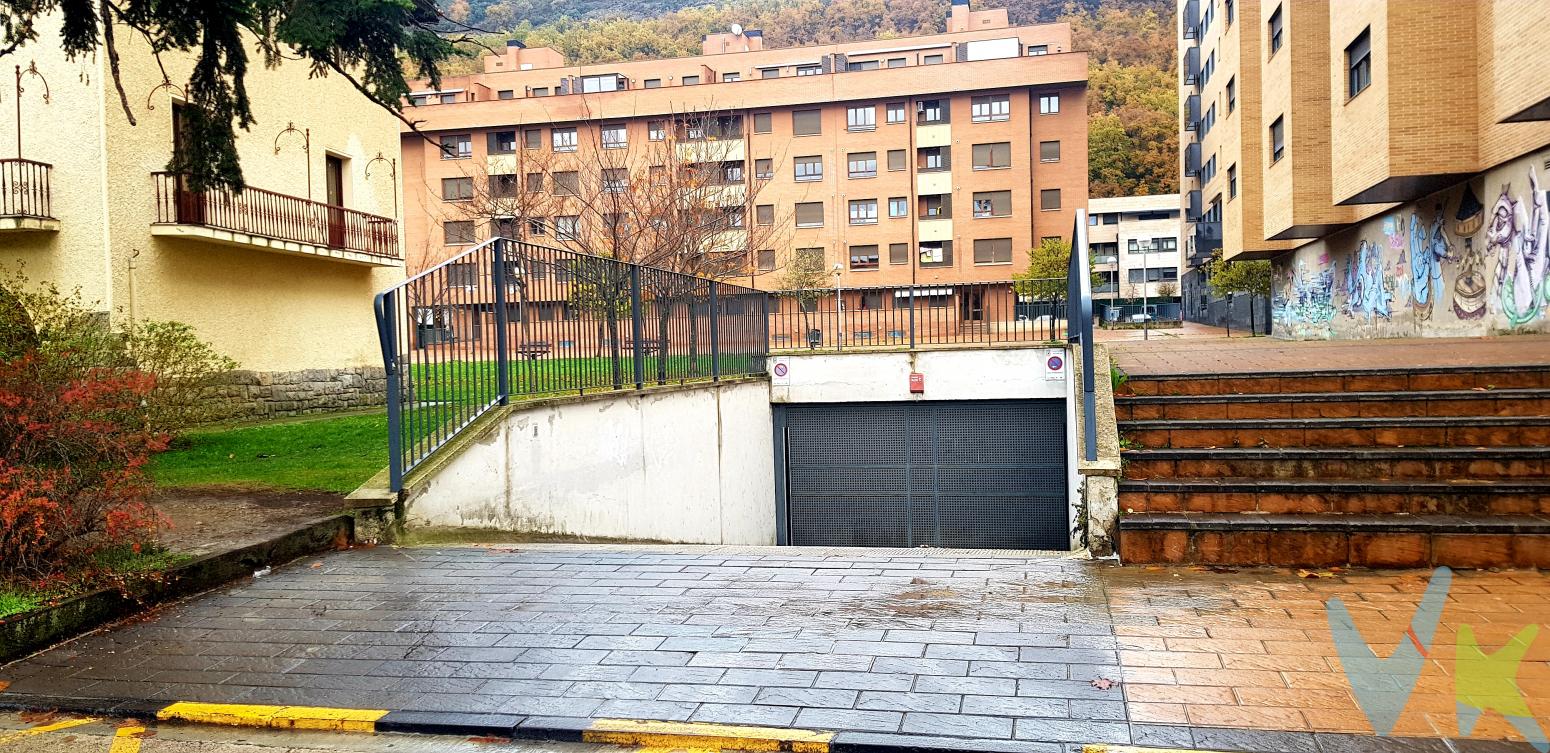 Huarte se sitúa en la parte noroeste de la cuenca de Pamplona y que a su vez se encuentra en el centro de la Comunidad Foral. Su término municipal tiene una superficie de 3,7 km². Si ya estás aburrido de dar vueltas para encontrar un sitio para aparcar tu coche cuando llegas a casa, ya que en la zona, en ocasiones, resulta difícil...ven a ver esta amplia plaza de garaje de 13.92m2, con facilidad para maniobrar debido a sus espaciosas zonas de rodamiento, en VENTA o en ALQUILER, ubicada en la planta sótano -2 de un edificio situado en la calle Padre Pérez Goyena, bien comunicada con el centro urbano y con buenos accesos a importantes vías de comunicación. A tan solo 7 minutos andando de la Plaza El Ferial.Aprovecha la oportunidad y ven a ver esta plaza de garaje sin compromiso.  ¡¡¡TU COCHE DEJARÁ DE DORMIR EN LA CALLE!!!  