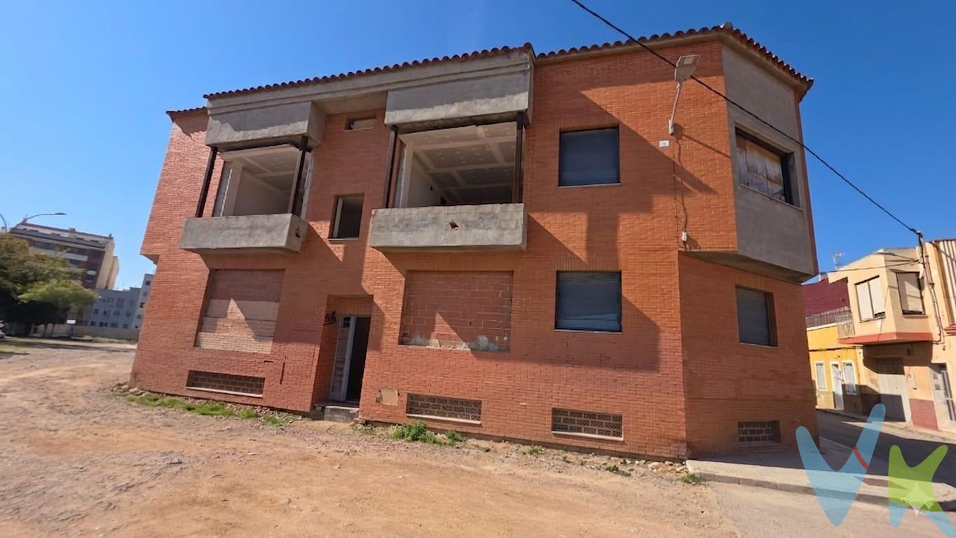 Inversión con alto potencial en Castellón. Hay propiedades que se compran… y otras que se proyectan. Frente al estadio Castalia, en Riu Sec, sale al mercado este edificio en construcción con una oportunidad difícil de encontrar: terminar una promoción de 4 viviendas en una ubicación estratégica y consolidada. El edificio está distribuido en 4 viviendas de 2 dormitorios, con cocina-comedor abierta y 1 baño por vivienda, pensadas para responder a la demanda actual. Completa la propiedad: . ✔ Dos plantas sótano, con múltiples usos y gran valor añadido. ✔ Azotea con terraza y trasteros. ✔ Estructura avanzada para finalizar y personalizar acabados. ✔ Ideal para promoción, patrimonialistas o inversores que buscan rentabilidad. Su ubicación, frente a Castalia y rodeado de servicios, conexiones y vida urbana, multiplica sus posibilidades tanto para venta como para alquiler. Una oportunidad para terminar un proyecto con números… y con visión. Ideal para quien sabe que el verdadero negocio muchas veces está en acabar bien lo que otros dejaron empezado. Proyectos así no aparecen todos los días. Se estudian… y se aprovechan. ¡Llama ya!