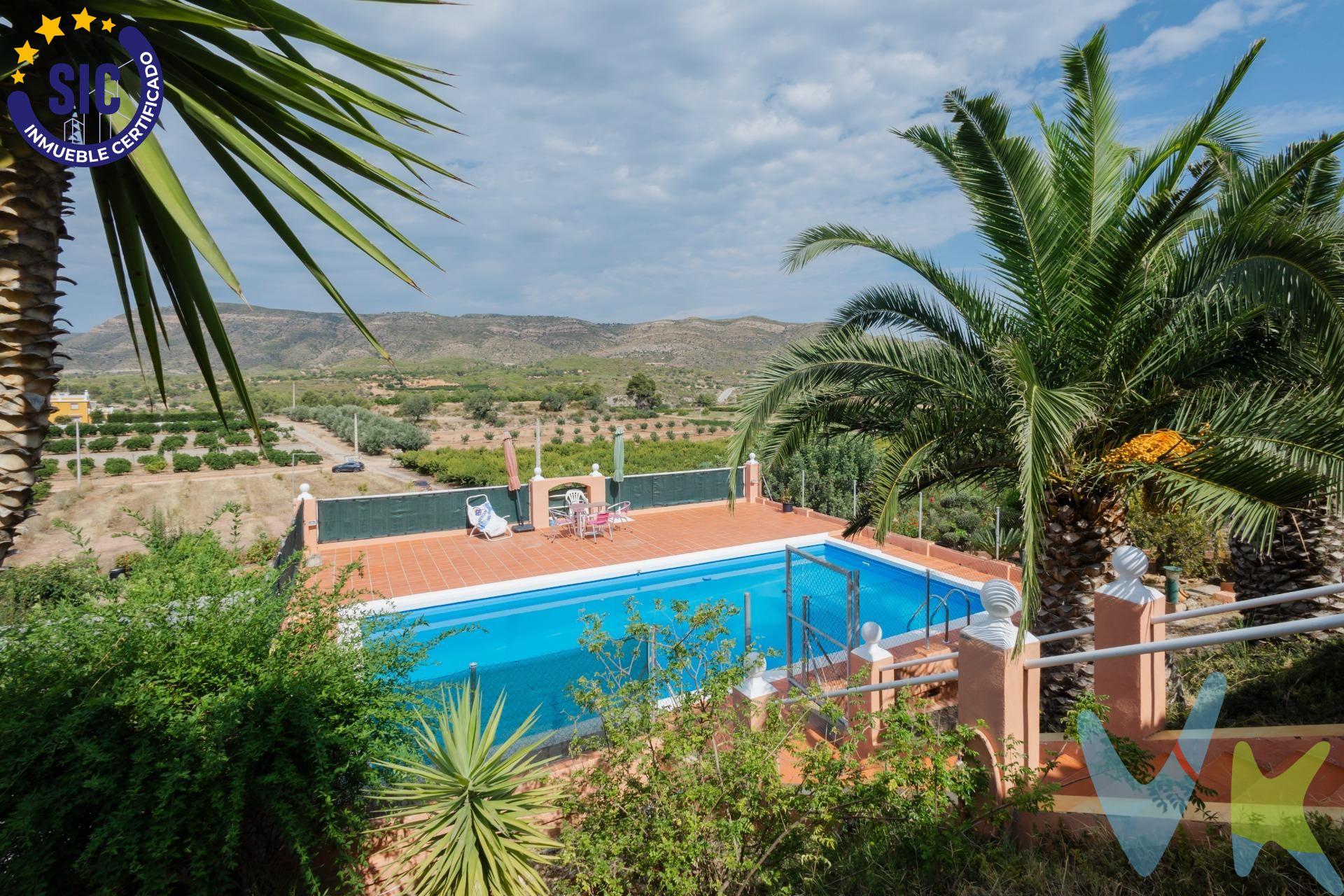 El aire en tu cara, el verde del Bosque, el canto de los pájaros, las vistas a la montaña, ¿ Suena bien ?. Este chalet no es apto para URBANITAS, si buscas un cambio de aires, de vida, no dejes pasar esta oportunidad, un chalet en el termino de Gestalgar a tan solo 1 kilómetro del pueblo de Bugarra y con parada de autobús muy, muy cerca del Chalet que va hasta Valencia. Imagínate dándote un baño refrescante, levantar la cabeza y estar rodeado de naturaleza. Se abre, de forma automática, la puerta da acceso a este chalet, subimos por la rampa que, de acceso al chalet, a mano derecha se encuentra el parking cubierto para dos coches, la bodega y un campo de árboles frutales, coles de Bruselas, tomates, rodeado de una instalación de riego por goteo. Encima del garaje tenemos la piscina, uno de los mejores rincones de esta propiedad, aunque para rincón, rincón, el que hemos bautizado como rincón del relax, está situado en la parte trasera de la casa y consta de una zona de cocina con barbacoa, baño y la zona de comedor, vaya Domingos de paella con familiares y amigos te esperan. . Sobre su parcela de más de 2.200 metros, ahora sí, nos toca entrar en la casa. Una de las cosas que tienes que saber, es que los muros de esta casa no son unos muros normales, con un aislamiento especial gracias a su cámara, sentirás menos frio y menos calor de lo normal, gracias a su eficiencia energética, dentro te esperan sus 4 habitaciones, baño, cocina con despensa y un amplio salón comedor. . A esta propiedad no le falta una cosa para ser perfecta.... TÚ. Contacta con nosotros y prepararemos una vista para que conozcas tu nuevo HOGAR. ¿ Necesitas Financiación ?.  . Nuestro departamento financiero puede gestionar tu préstamo " Hasta un 100% + Gastos ". ¡ Consúltanos !.  . *Nota: En el precio de venta no están incluidos los muebles y enseres de las fotografías, ni el impuesto del ITP del 10%, los gastos de Notaría que ascienden de forma orientativa a 800 €, los honorarios de agencia que son el 3% más iva aplicado al precio de venta y los gastos de financiación, si la hubiese. Este anuncio no es vinculante, puede contener errores, se muestra a título informativo y no contractual. Número de Registro de Agentes de Intermediación Inmobiliaria de la Comunidad Valenciana: RAICV-0386.   
