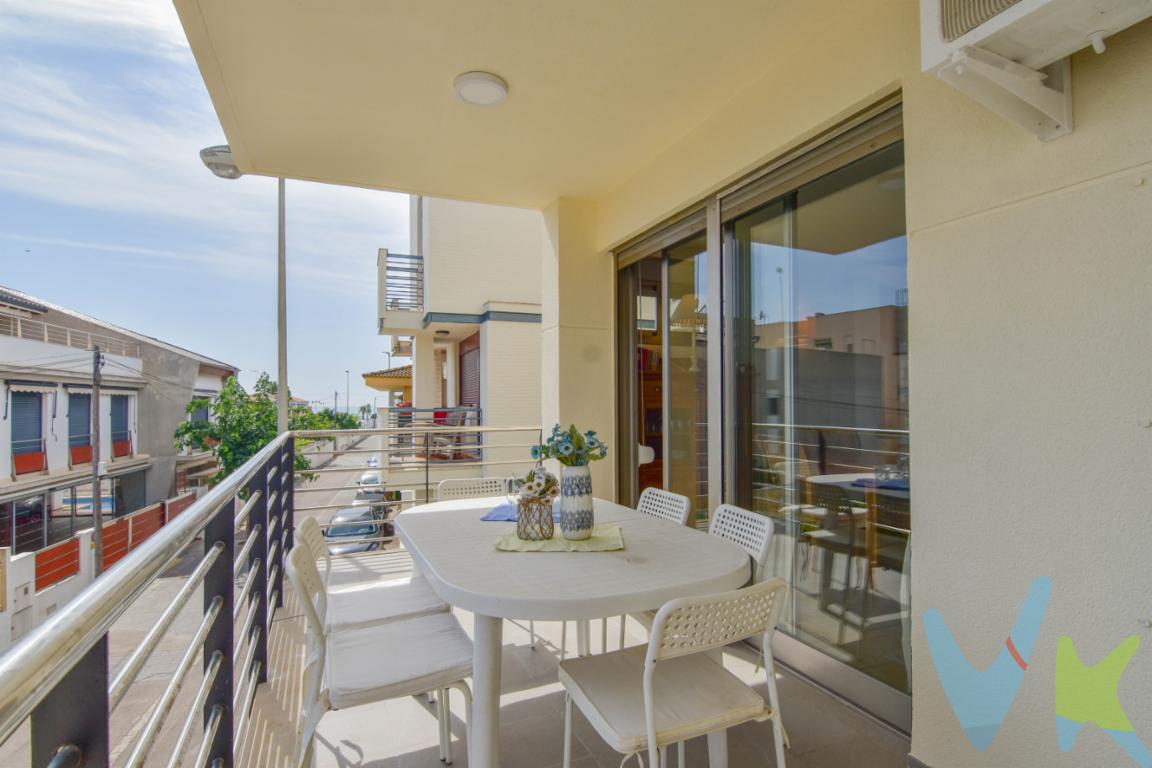 Tu rincón junto al mar en Xilxes¿Sueñas con vivir cerca del mar? Este encantador adosado en Xilxes puede hacerlo realidad. Con 3 dormitorios, un baño completo y un aseo, esta vivienda está pensada para disfrutar tanto como residencia habitual como para esa segunda vivienda con la que siempre has soñado.El adosado se encuentra en excelente estado de conservación, listo para entrar a vivir sin preocupaciones. En la planta de estar, una cómoda terraza te invita a largas sobremesas veraniegas al aire libre, con la brisa marina como mejor aliada. Y en la última planta, una segunda terraza de gran tamaño con solárium y vistas abiertas al mar, será tu refugio favorito para desconectar o recibir a tus invitados.Además, cuenta con plaza de aparcamiento propia dentro de la parcela, lo que suma comodidad en tu día a día.Xilxes es un pueblo costero con encanto, que combina la tranquilidad del Mediterráneo con todos los servicios necesarios para el día a día: supermercados, centros de salud, restaurantes, y una playa accesible, cuidada y familiar. Gracias a su buena conexión por carretera y cercanía a Castellón y Valencia, se convierte en una opción perfecta tanto para vivir todo el año como para escaparse los fines de semana.No dejes pasar esta oportunidad de tener tu hogar junto al mar. Llámanos y ven a conocerlo, te enamorará.Agencia Registrada con el Nº 89 en el Registro Obligatorio de Agentes Inmobiliarios de la Comunitat Valenciana. Puede consultar en la web de la GVA.La oferta está sujeta a cambios de precio o retirada del mercado sin previo aviso. Este anuncio en su conjunto, incluyendo textos, fotos, imágenes o cualquier otro contenido del mismo, no es vinculante dado que la información es ofrecida por terceros y puede contener errores. Se muestra a título informativo y no contractual. El precio no incluye lo siguiente: Honorarios de la agencia inmobiliaria, impuestos (IVA, ITP) y otros gastos de la Compraventa (notaria, gestoría y registro). Por mandato expreso del propietario, comercializamos este inmueble en exclusiva, lo que le garantiza el acceso a toda la información, a un servicio de calidad, un trato fácil, sencillo y sin interferencias de terceros. Por este motivo, se ruega no molestar al propietario, a los ocupantes de la propiedad o a los vecinos. Muchas gracias por su comprensión. Si usted es agente inmobiliario y tiene un cliente para este inmueble, llámenos: estaremos encantados de colaborar.