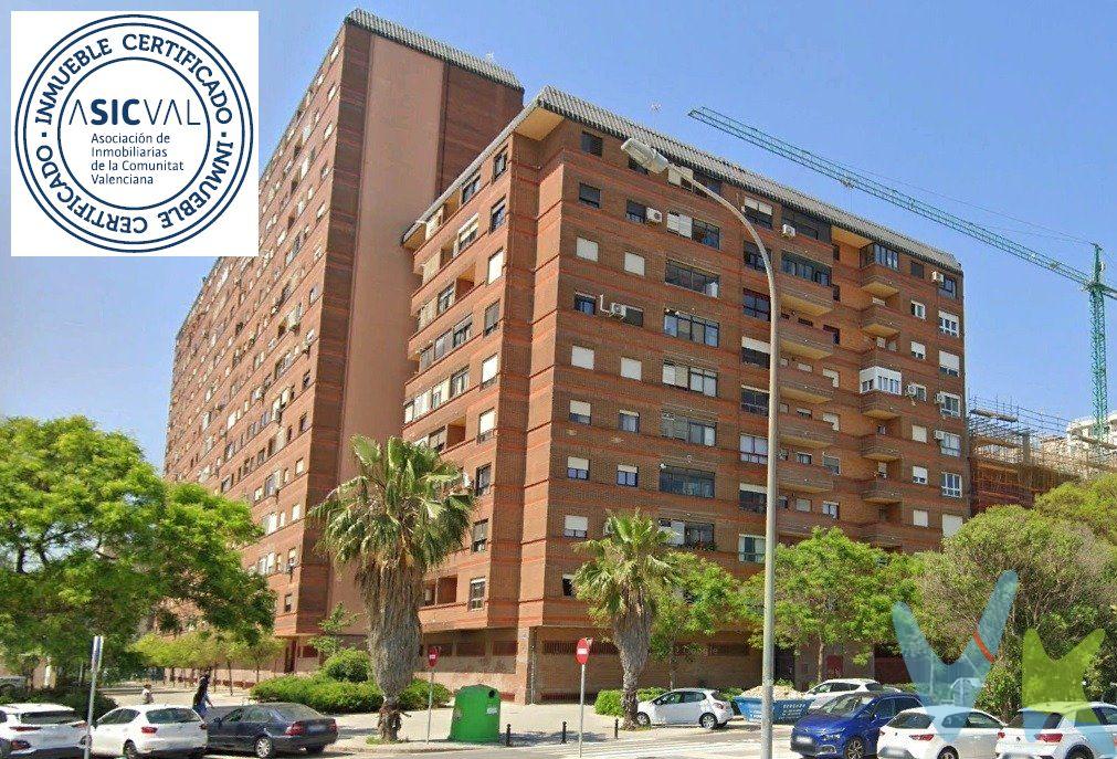 ** TU PROXIMA INVERSIÓN CON NOSOTROS ** Te presentamos esta vivienda en la calle Serpis en Valencia, una vía urbana céntrica y concurrida, situada en el  distrito de Algirós (zonas de Ciutat Jardí/La Carrasca). Se caracteriza por ser una zona residencial y universitaria. Conecta áreas cercanas a la Avenida Blasco Ibáñez con la zona de La Carrasca y la Universidad Politécnica. Es representativa del urbanismo residencial de finales del siglo XX. Al estar junto a las principales facultades, es una calle muy viva, con un perfil de habitante joven y universitario. Dispone de todos los servicios, hospitales, transporte público y todos los servicios de la ciudad, lo que garantiza alta rentabilidad para alquiler. Tanto si buscas una propiedad para vivir o como inversión y alquilar, esta vivienda tiene una distribución excelente. Sus 96 metros están distribuidos en amplio salón comedor, con salida a soleado balcón, 2 habitaciones dobles y 2 simples, dos amplios baños con ducha y bañera, ambos en el pasillo, cocina independiente con galería. El salón y dos de las habitaciones son exteriores, con excelentes vistas a Blasco Ibañez y orientadas al oeste, las otras dos habitaciones y la concina son interiores pero muy luminosas por estar en una planta 8. Se encuentra en una finca de 1980 y dispone de ascensor. La vivienda necesita reformas. No lo dudes, contacta y visítala ya.  ** Por mandato expreso del propietario gestionamos esta vivienda en exclusiva, por lo que se ruega no molestar a los vecinos o administrador. Se ruega no entrar en la finca y recorrer su interior, se pondrán las denuncias correspondientes ** Cualquier contacto con el propietario no autorizado se pondrá la denuncia ante a la agencia Española de protección de datos. ¡CONTACTANOS Y TE INFORMAREMOS ¡ Agencia Registrada bajo el Nº 4031 del Registro Obligatorio de Agentes Inmobiliarios de la Comunitat Valenciana, contamos con seguro de responsabilidad profesional y de caución, confía sólo en profesionales cualificados y registrados para que puedas ejercer tus derechos como consumidor. Esta publicidad puede estar sujeta a cambios en la descripción, el precio o dada de baja sin previo aviso. Esta publicidad no es vinculante y puede contener errores, se muestra a título informativo y no contractual. El consumidor tiene derecho, conforme a la normativa vigente, a disponer de información y documentación adicional relativa al inmueble y condiciones de la compraventa, accesible en la sede física de la agencia en la Av Cardenal Benlloch Nr 108, bajo izquierdo, agencia VBR o en el correo electrónico info@valenciabienesraices.es. La agencia actúa exclusivamente como intermediaria en la operación. Cualquier compraventa y sus condiciones quedan sujetas en todo caso a la aceptación expresa del vendedor del inmueble y a la posterior formalización del correspondiente contrato. El presente anuncio tiene carácter meramente informativo; la información suministrada se corresponde con la disponible a la fecha de publicación, pudiendo variar en función de las circunstancias o actualizaciones legales, contractuales y fiscales. El precio del inmueble no incluye los honorarios de la agencia que ascienden al 2% mas el IVA, esto sobre el precio final del inmueble, ni los gastos de notaría y registro de la propiedad (que están sujetos a aranceles y varían dependiendo del precio de escrituración), ni los impuestos, como por ejemplo el ITP que en la Comunitat Valenciana parte de un 10% y varía dependiendo del precio del inmueble y de las características personales del comprador, pudiendo obtener en algunos casos deducciones.  . 