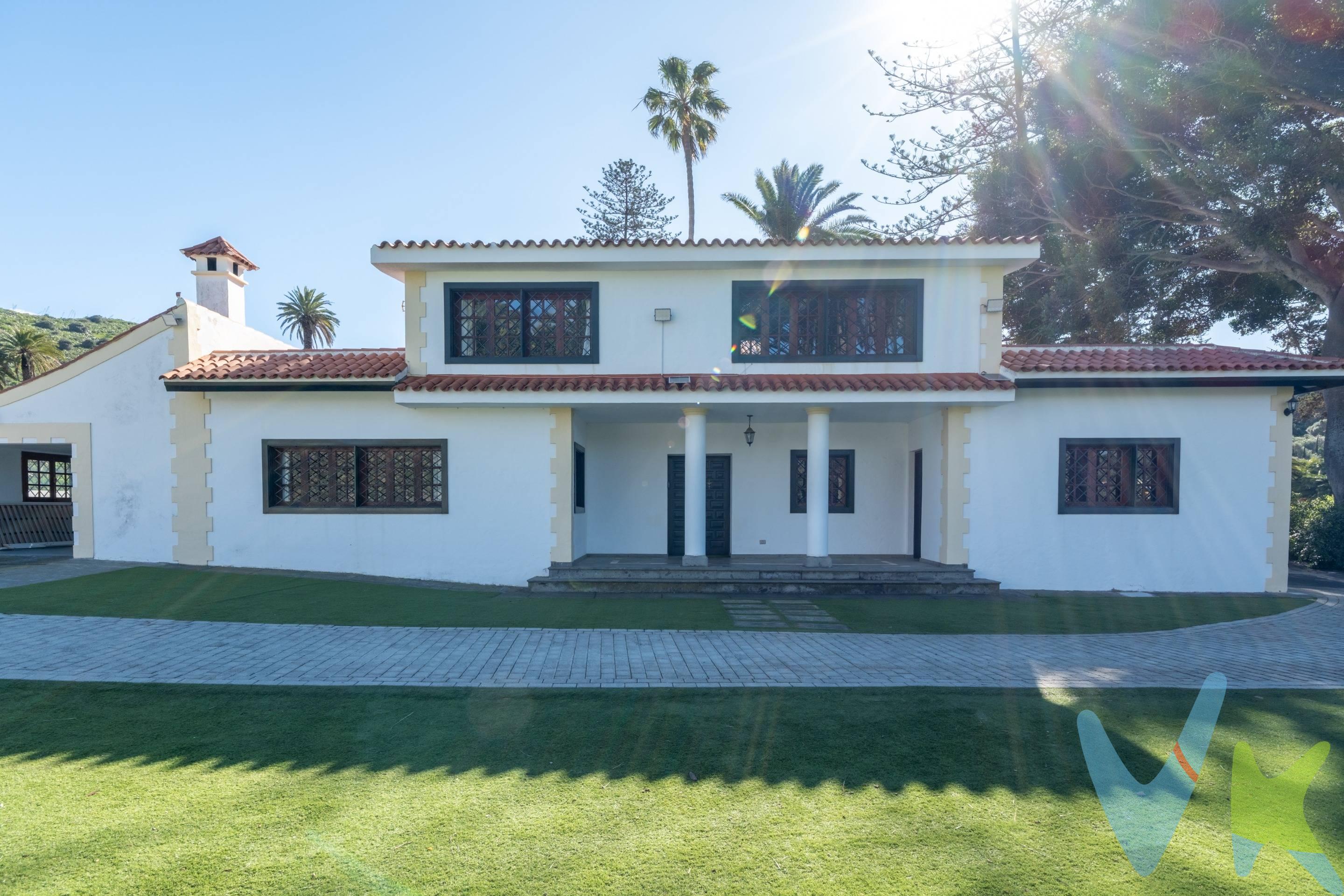 Descubre esta exclusiva propiedad en Tafira, ubicada en un entorno natural privilegiado, ideal para quienes buscan tranquilidad, privacidad y calidad de vida sin renunciar a la cercanía de la ciudad. Se trata de una casa independiente con una segunda vivienda anexa totalmente independiente, perfecta para invitados, familiares o incluso como inversión para alquiler. La vivienda principal destaca por sus amplios espacios y cómoda distribución, ofreciendo varias estancias luminosas, zonas de estar confortables y un ambiente acogedor pensado para el día a día. La segunda casita, completamente equipada, aporta un valor añadido único, permitiendo disfrutar de dos viviendas en una misma parcela. Ubicada en una de las zonas más demandadas, esta propiedad combina el encanto de vivir en el campo con la comodidad de tener todos los servicios a pocos minutos. Ideal para quienes buscan una vivienda unifamiliar en Tafira, con espacio, independencia y múltiples posibilidades. Una oportunidad perfecta tanto como residencia habitual, como para quienes desean una propiedad con potencial para alquiler vacacional o larga temporada. No dejes pasar esta oportunidad de vivir en una zona exclusiva, tranquila y bien comunicada. Contáctanos para más información o concertar una visita.