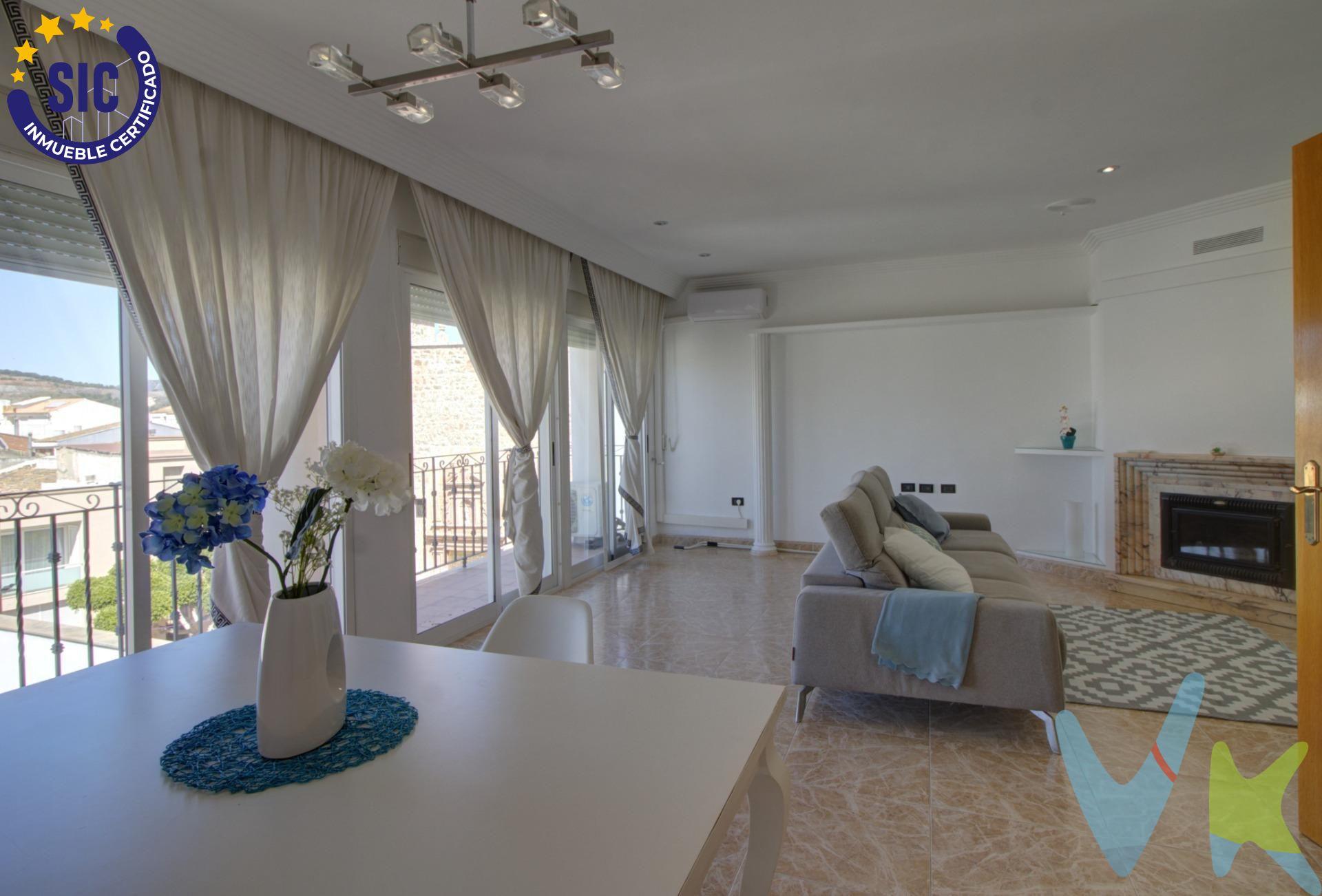 Descubre un piso único en el corazón de Xilxes, situado frente al Ayuntamiento y la iglesia, que combina a la perfección amplitud, luminosidad y una distribución pensada para el confort de toda la familia. Con más de 130 m² útiles, esta vivienda recibe la luz mediterránea desde su salón con chimenea y balcón con toldos, creando un espacio cálido y acogedor en cualquier estación. La cocina, de generosas dimensiones y con dos accesos, incorpora un práctico lavadero anexo que facilita las tareas domésticas, y los tres armarios empotrados en el pasillo, junto a los roperos de cada una de las tres habitaciones dobles y la habitación sencilla, garantizan un orden impecable sin restar espacio al día a día. El dormitorio principal disfruta de un baño en suite, mientras que un segundo baño completo da servicio al resto de la casa, ambos con acabados de calidad. El sistema de climatización combina aire acondicionado y acumuladores de calor , asegurando el máximo confort térmico. Como gran valor añadido, la propiedad incluye dos plazas de garaje privadas y dos trasteros, uno de ellos convertido en una elegante bodega de vino que aporta un toque de distinción y carácter. Esta es la oportunidad ideal para quienes buscan vivir en pleno centro de Xilxes, con todos los servicios al alcance de la mano y una vivienda que lo reúne todo: espacio, estilo y funcionalidad. Si lo necesitas, te ayudamos con la financiación. Los impuestos, gastos de notaría, registro y honorarios de agencia no están incluidos en el precio de venta. Para mayor seguridad en la compraventa, todas nuestras viviendas poseen FICHA DE CERTIFICACIÓN DE INMUEBLES registrada por la Asociación de Inmobiliarias de la Comunidad Valenciana ASICVAL. Antes de comprar o de entregar las arras, pida el Certificado de la vivienda para estar seguro y tranquilo sobre la situación legal, urbanística y de cargas de la misma. INMOBILIARIA QUASABLANQUA está inscrita en el Registro de Agentes de Intermediación Inmobiliaria de la Comunidad Valenciana RAICV. Descubre Chilches (o Xilxes), un paraíso mediterráneo que combina mar y montaña en la Plana, con un clima cálido y excelente conexión vial y ferroviaria con Castellón y Valencia. Sus calles, llenas de historia, te llevan a otra época, especialmente en la Plaza de España, donde destacan el ayuntamiento y la iglesia del siglo XVII. Chilches ofrece variadas instalaciones deportivas y espacios naturales como la Marjalería, un humedal que atrae aves migratorias, y la zona recreativa de Los Paelleros en els Plans. Las rutas de senderismo en la sierra de Espadán y la gastronomía local completan la experiencia. A solo cuatro kilómetros, sus playas con Bandera Azul añaden un toque costero a este encantador destino. . . . . 
