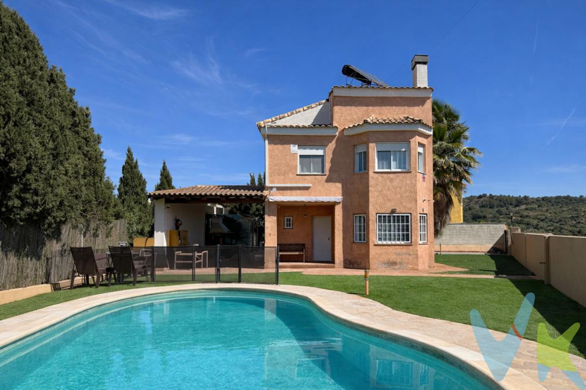 ¿Te imaginas vivir en un chalet independiente, esquinero y rodeado de calma, donde cada día se sienta como una pequeña escapada? Te presentamos esta vivienda en Náquera, ubicada en una tranquila urbanización, ideal para quienes buscan huir de la ciudad, comodidad y espacio, a tan solo 20 minutos de Valencia y con excelente conexión a la autovía. ¡Vaya lujazo!  Se distribuye en tres plantas, sumando un total de 160m2 construidos. En la planta baja, la luz natural marca el ritmo de cada estancia. El salón, con salida directa al exterior, invita a abrir las puertas y dejar que el jardín forme parte de tu día a día. La cocina, funcional y bien conectada, cuenta con accesos directos al exterior, facilitando tanto la rutina como esos momentos especiales con familia o amigos. Un aseo completa esta planta. En la primera planta de 70m2, se encuentra la zona de descanso, con tres habitaciones y un baño completo. Destaca la suite principal, un espacio íntimo y cómodo, con baño privado y vestidor, pensado para tu bienestar.La última planta ofrece una acogedora buhardilla, versátil y llena de posibilidades: despacho, zona de ocio o rincón personal. Además, dispone de acceso a una terraza perfecta para disfrutar del entorno y las vistas. Pero si hay algo que realmente enamora es su exterior.La vivienda se sitúa en el centro de la parcela, rodeada de espacios diseñados para vivir al aire libre: zona de aparcamiento, piscina y área de barbacoa con lavandería un entorno pensado para disfrutar durante todo el año de 350m2. En cuanto a equipamiento, la vivienda cuenta con placas termosolares, termo eléctrico, puerta blindada, sistema de ósmosis, chimenea eléctrica, aire acondicionado y ventiladores de techo, garantizando confort y eficiencia en cada estación. No es solo una casa. Es el lugar donde empezar una nueva vida.¿Te gustaría descubrirla en persona? Contáctanos.¿Quieres enterarte en primicia de nuestros inmuebles en alquiler y venta? En VIVEKU.ES los publicamos con unos días de antelación.Contamos con 30 años de experiencia acreditada y nuestro objetivo es garantizarle un servicio de compra humano, ético, de calidad, fácil y seguro. Nuestro equipo lo integran agentes con la titulación AIR (Agente Inmobiliario Registrado) y Agentes Certificadores de la categoría Premium en certificación de inmuebles y debidamente registrados en el Registro de Agentes de Intermediación de la CV (RAICV 0743). Consulte en nuestras reseñas de Google lo que opinan los clientes que ya han trabajado con nosotros.El precio del inmueble no incluye los honorarios de la agencia que ascienden al 3% del precio final del inmueble más el 21% de IVA, ni los gastos de notaría y registro de la propiedad (que están sujetos a aranceles y varían dependiendo del precio de escrituración), ni los impuestos (que en la Comunidad Valenciana varían dependiendo del precio del inmueble y de las características personales del comprador). 