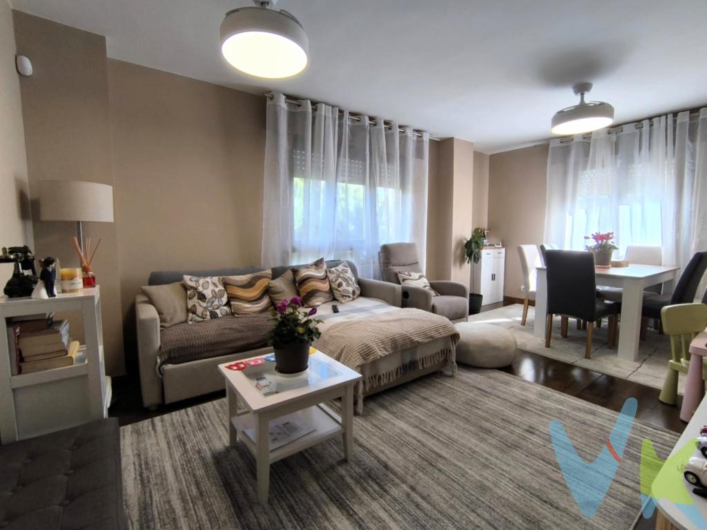 SOJUELA, piso de 3 dormitorios, 2 baños, plaza de garaje y trastero.Dormitorio principal con armario empotrado y baño, recién reformado, con plato de ducha.Ventanas con mosquiteras en toda la casaCalefacción y agua caliente individual de gas natural.Amplia cocina amueblada y equipada con todos los electrodomésticos.Salón en esquina con dos grandes ventanales.Baño de cortesía con plato de ducha y reformado este año.Rodeado de zona verde y arbolado.Plaza de garaje y trastero, incluidos en el precio.POBLACIÓN INCLUIDA EN EL PLAN REVIVE.