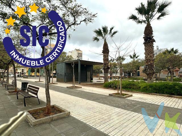 Casa de planta baja y dos alturas en la zona de la Ronda Magdalena. Muy bien ubicada y en zona muy tranquila para vivir con todo tipo de servicios.  Consta de:. Planta baja: entrada a vivienda hacia un comedor-salón y a la cocina. Al fondo un baño completo con ducha. Planta primera: 1 habitación  con su vestidor y un baño completo con bañera, 1 habitación doble y otra simple. Planta segunda: 1 habitación doble con un trastero y con salida a terraza de unos 11 m desde donde se accede a otra estancia. Hazte la vivienda a tu gusto. Incluido en el precio tienes dos plazas de garaje en la Plaza Islas Columbretes de concesión administrativa hasta el año 2058. !!!PREGUNTA POR MI SIN COMPROMISO!!!!