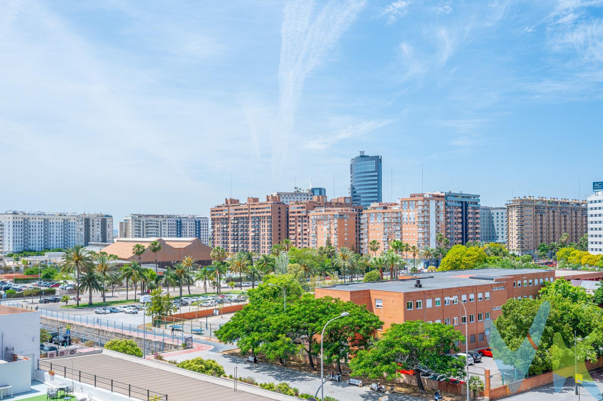 ¡Vive donde todo sucede! Piso luminoso junto a la Ciudad de las Ciencias, Valencia . ¿Quieres vivir en una de las zonas más deseadas de Valencia? Este piso lo tiene todo: ubicación, luz natural, amplitud y comodidad.  Ubicación inmejorable: A escasos pasos de la Ciudad de las Artes y las Ciencias, el Corte Inglés, el Centro Comercial Aqua y el antiguo cauce del río Turia, perfecto para pasear, hacer deporte o relajarse al aire libre. Además, estás muy cerca del puerto y de las playas de Valencia. Y  cuenta con una excelente comunicación con transporte público hacia el centro de la ciudad, la playa y otras zonas clave. Todo a tu alcance sin necesidad de coche. Si necesitas aparcamiento también podrás alquilar una plaza de garaje junto a la vivienda, no se puede pedir más!. La vivienda cuenta con 3 habitaciones (dos de ellas dobles) y luminosas, 2 baños, gran salón-comedor con cocina integrada y moderna isla central donde podrás disfrutar de grandes veladas con tus familiares y amigos. Tiene dos splits de aire acondicionado, uno en el salón comedor  y otro  en el dormitorio principal, y  suelos de tarima flotante. Muy luminoso, con excelente orientación sur. Dadas sus características y ubicación es  Ideal tanto para vivir como para invertir, ya que hay una  alta demanda de alquiler en esta zona se  convierte en una oportunidad perfecta para rentabilizar tu inversión desde el primer día. 📞 ¡No dejes pasar esta oportunidad! Contáctanos y ven a descubrir tu nuevo hogar en Valencia. 