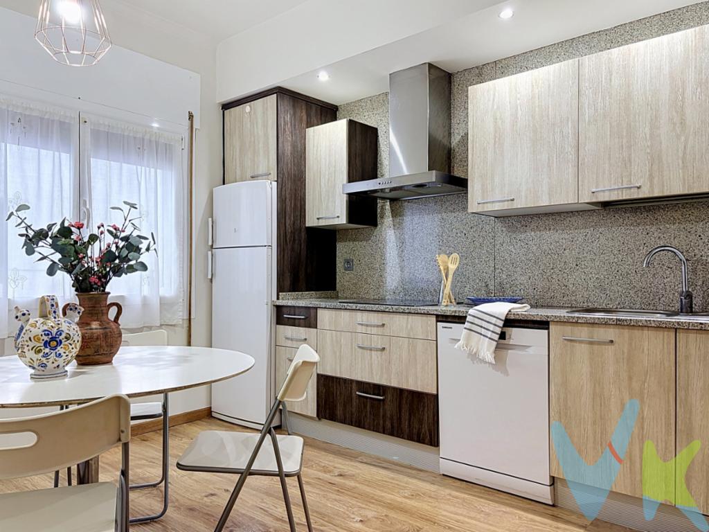 ¿Buscas amplitud, luz y la comodidad de vivir en la zona más codiciada de Tudela? Esta magnífica propiedad de 148 m² construidos (124 m² útiles) es la oportunidad que estabas esperando. Ubicada en un edificio con ascensor en el emblemático Paseo del Invierno, combina una situación privilegiada con un estado de conservación impecable.  Lo que hace única a esta vivienda:  1.- Espacio y versatilidad: Cuenta con 4 amplios dormitorios (2 con armarios empotrados) y un acogedor salón inundado de luz natural.  2.- Habitación extra: Dispone de un comedor independiente con potencial para convertirse fácilmente en un 5º dormitorio o despacho. 3.- Cocina amplia: Perfecta para el día a día y con espacio para toda la familia. 4.- Confort total: Equipada con calefacción central y aire acondicionado en el salón. 5.- Almacenaje extra: Incluye dos trasteros en el precio, solucionando cualquier problema de espacio.  Ubicación estratégica: Vivir aquí significa tener todos los servicios esenciales a un paso. Es la opción definitiva para familias o quienes buscan una calidad de vida superior en el corazón de la ciudad.  ¡No dejes escapar esta propiedad exclusiva! Contacta ahora para coordinar tu visita y conocer tu próximo hogar.