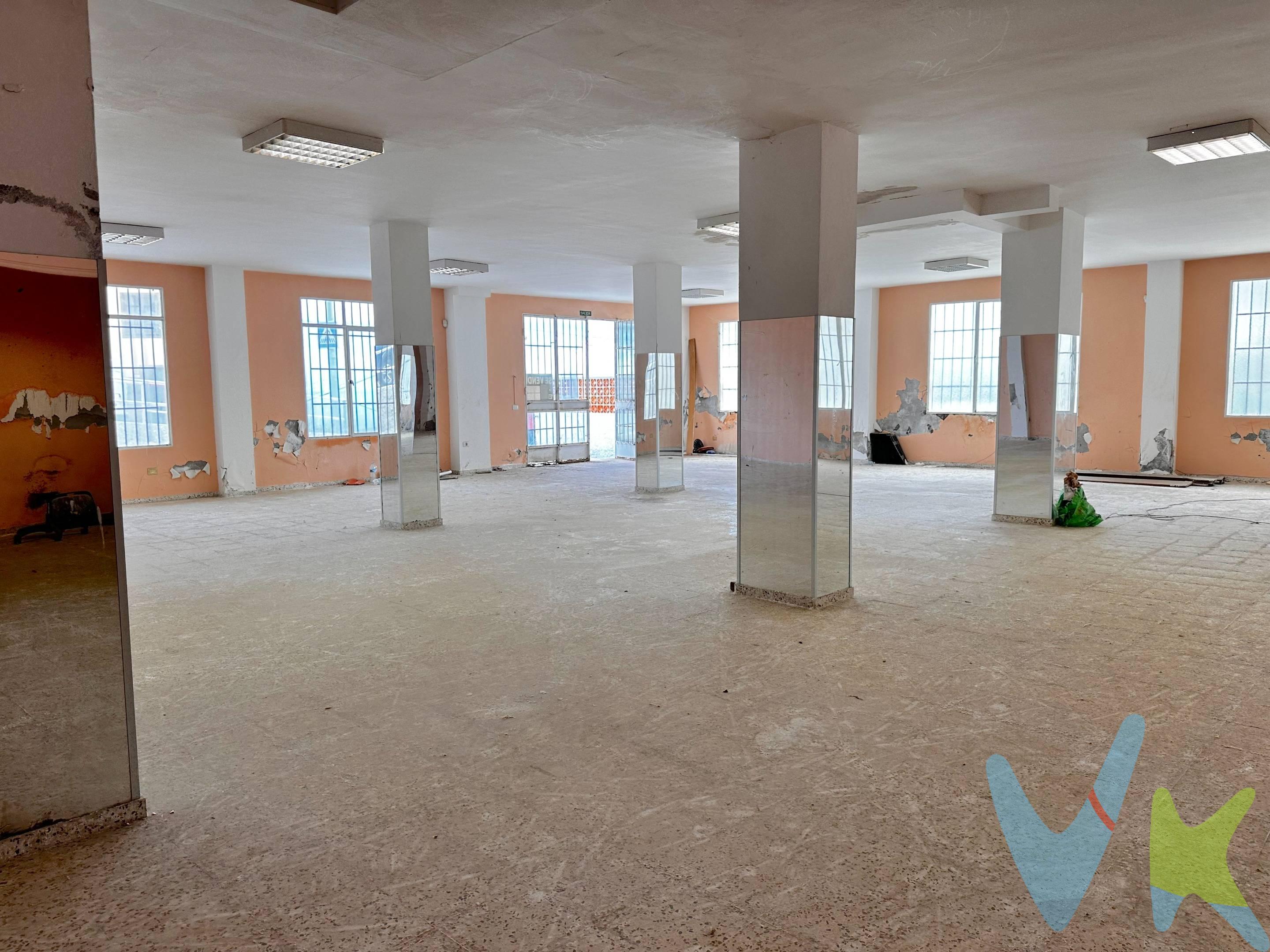 ¡Gran oportunidad de inversión en Los Realejos, Tenerife!. Se vende espacioso local diáfano de más de 300 metros cuadrados, ideal para nuevos emprendedores. Perfecto para actividades como gimnasio, supermercado, academia o showroom. Ubicado muy próximo a centros comerciales, con excelente acceso y vado. ¡No dejes pasar esta inversión única! Contáctanos para más detalles y visitas.